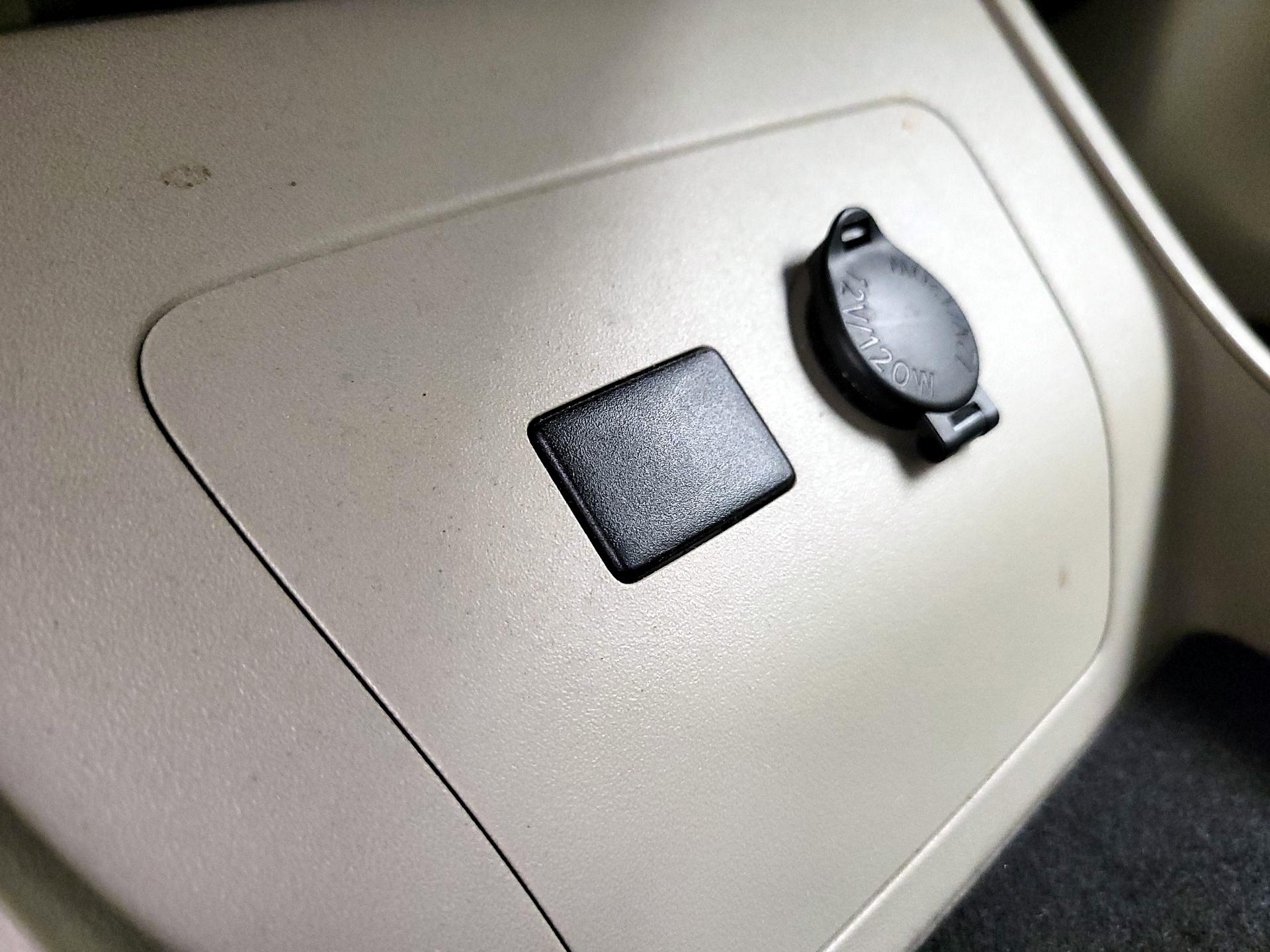 Thumbnail: 2014 Toyota Prius - 18