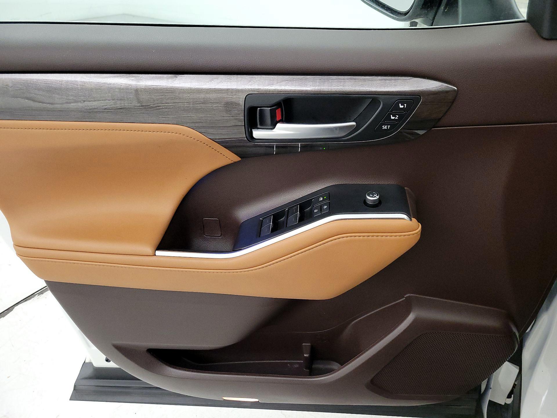 Thumbnail: 2020 Toyota Highlander - 12