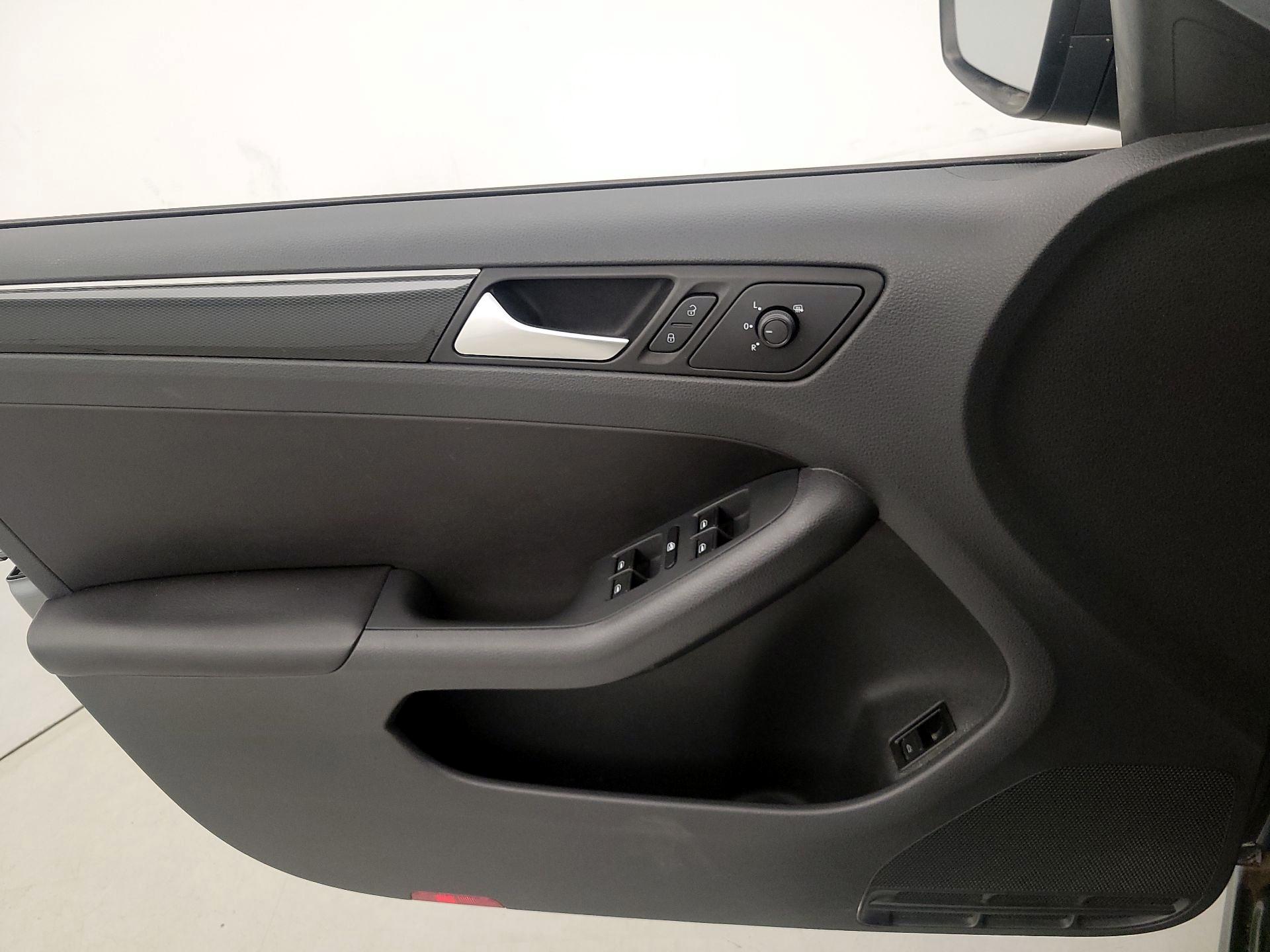 Thumbnail: 2015 Volkswagen Jetta - 12