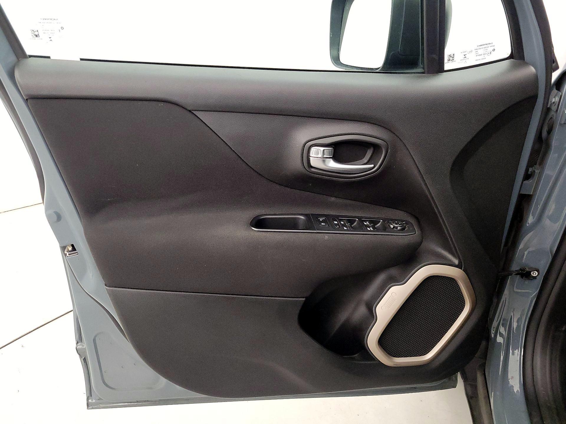 Thumbnail: 2017 Jeep Renegade - 12