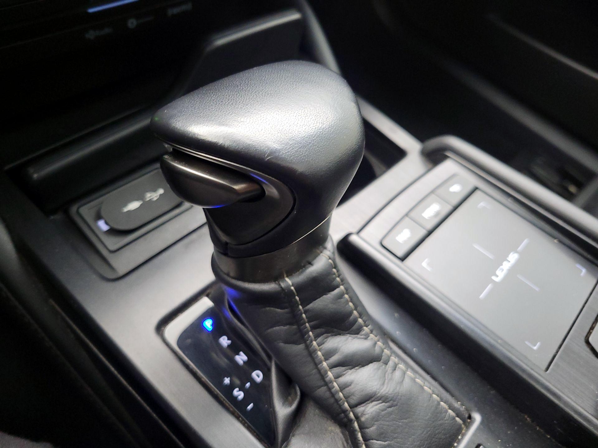 Thumbnail: 2020 Lexus ES - 18