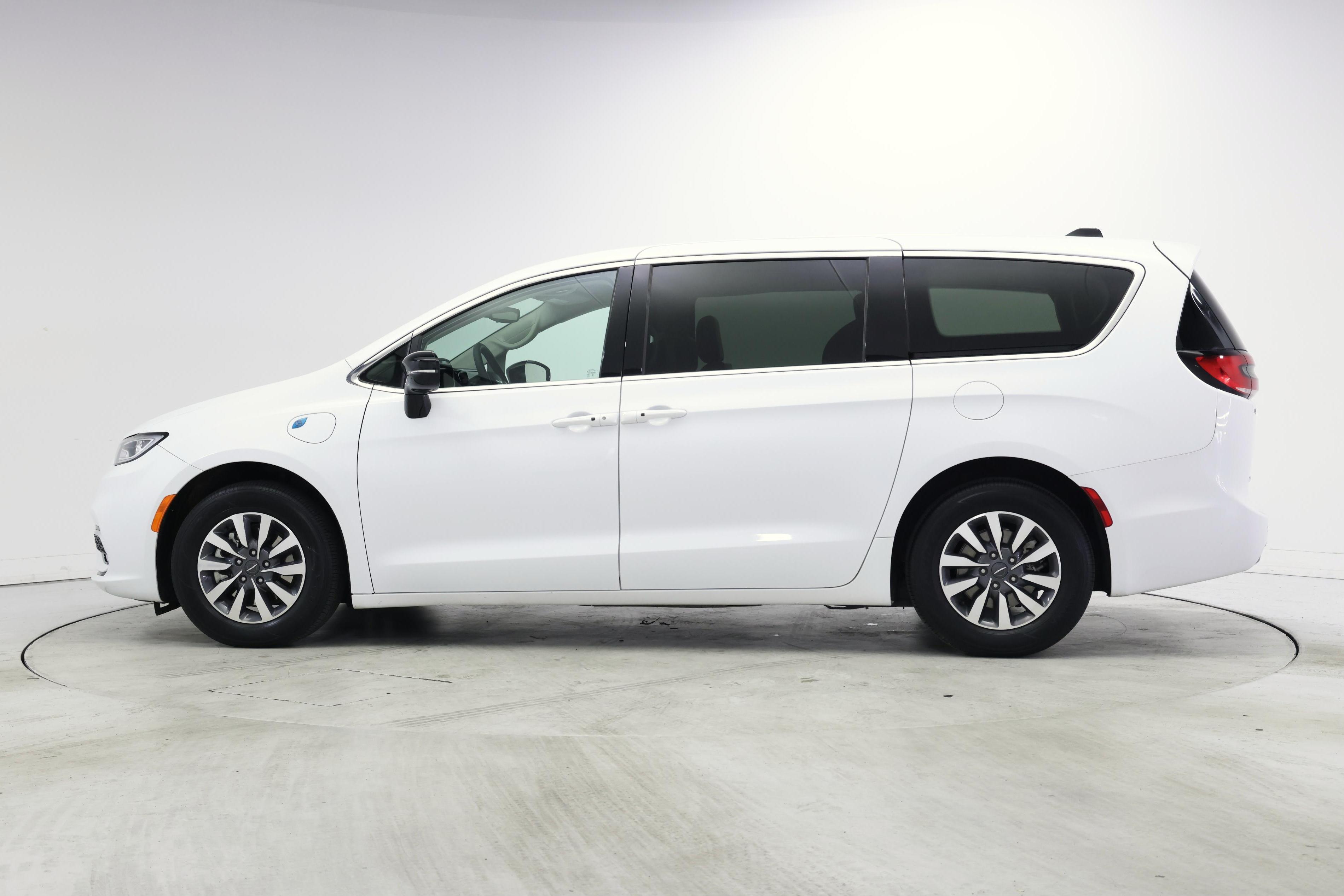 Thumbnail: 2024 Chrysler Pacifica - 3