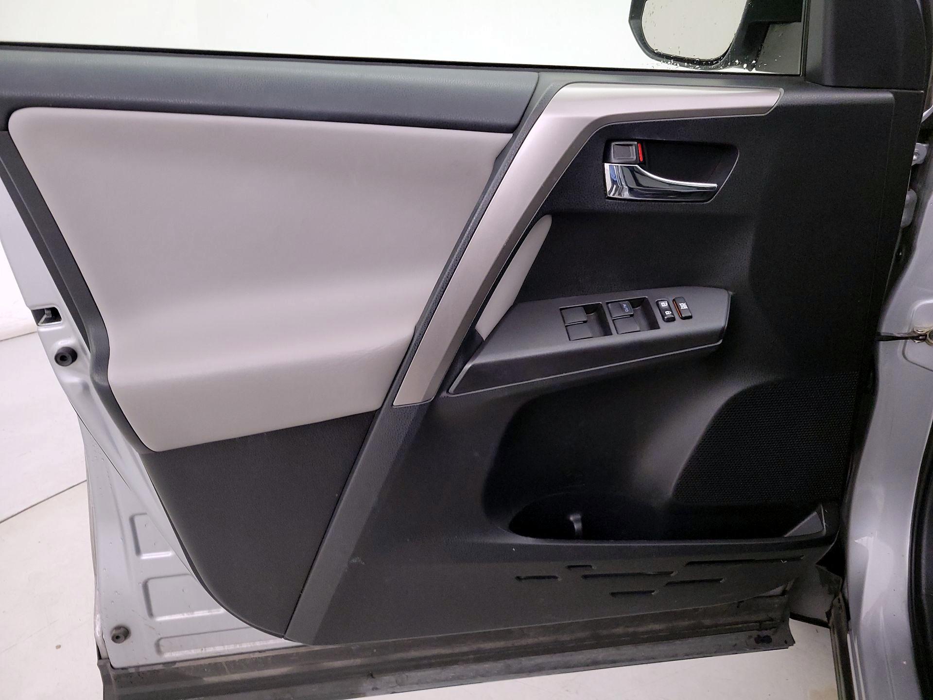 Thumbnail: 2018 Toyota RAV4 - 12
