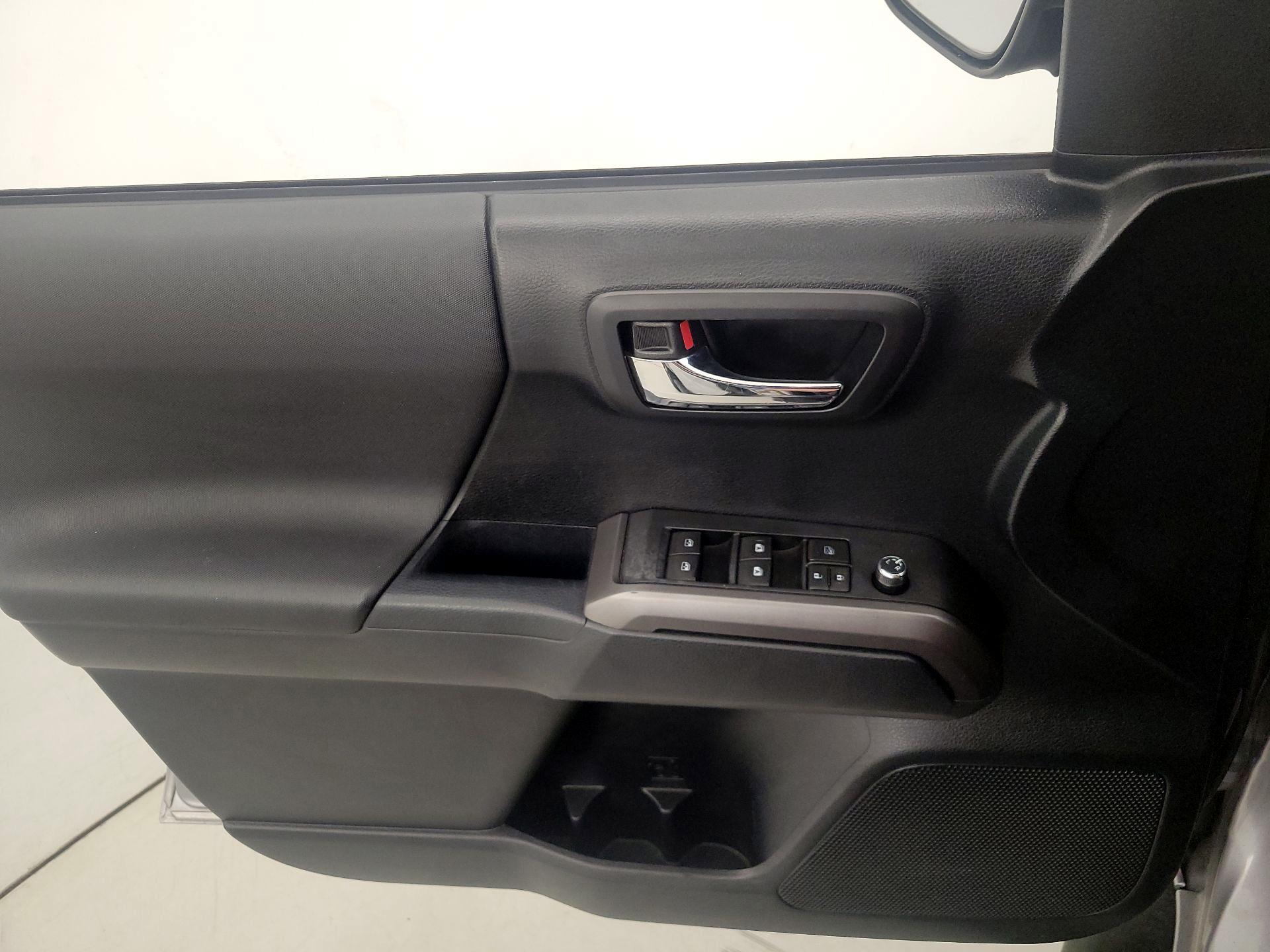Thumbnail: 2016 Toyota Tacoma - 12