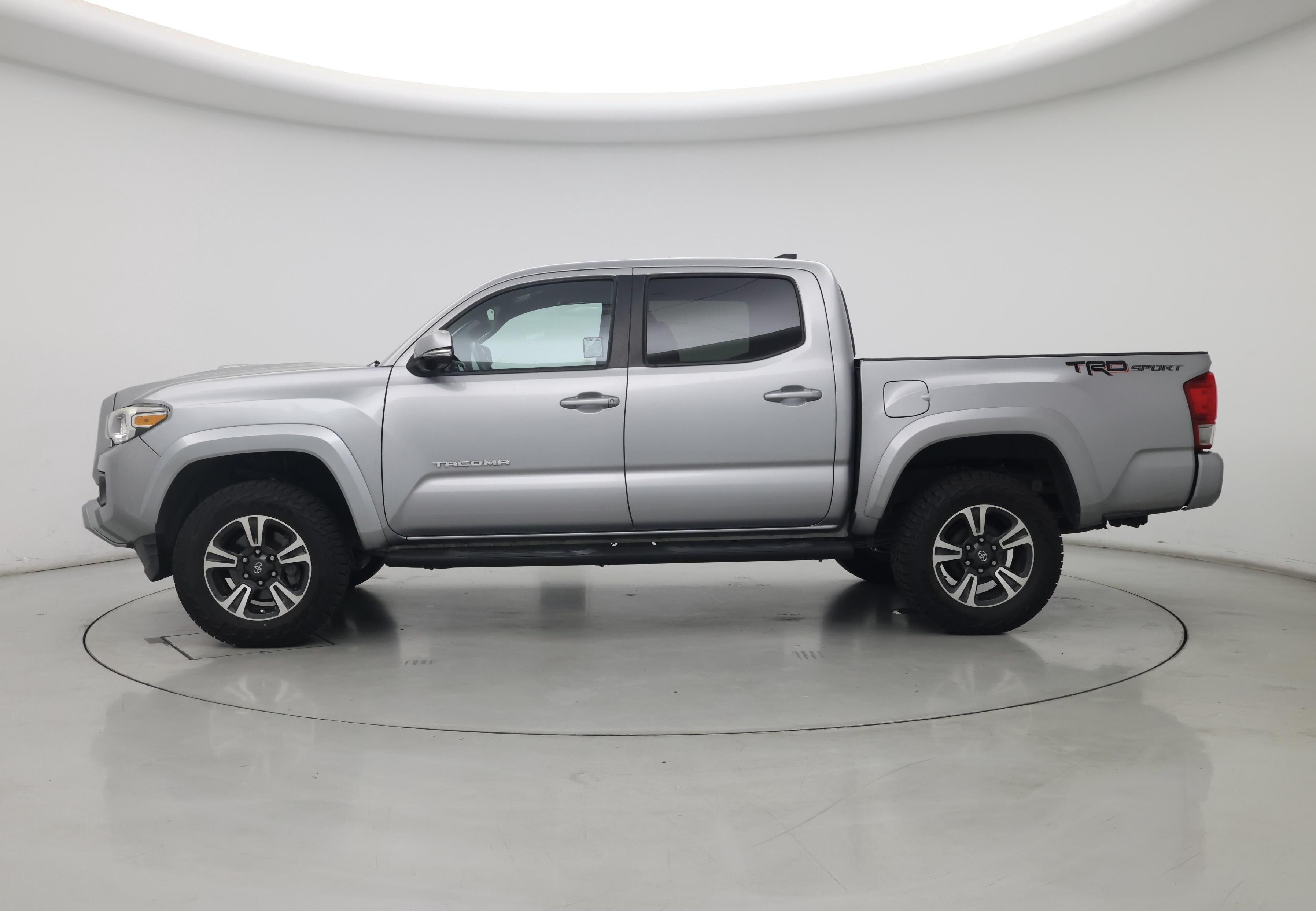 Thumbnail: 2016 Toyota Tacoma - 3