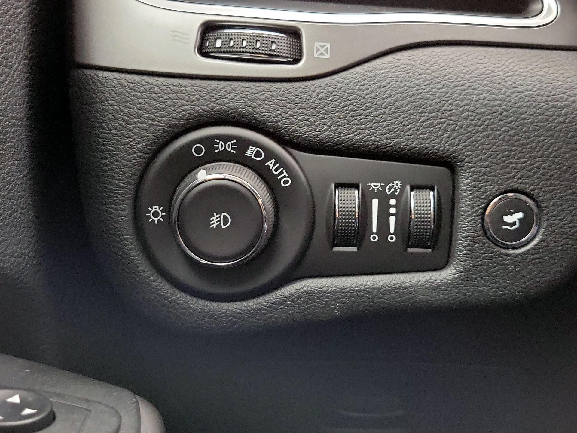 Thumbnail: 2019 Jeep Cherokee - 13