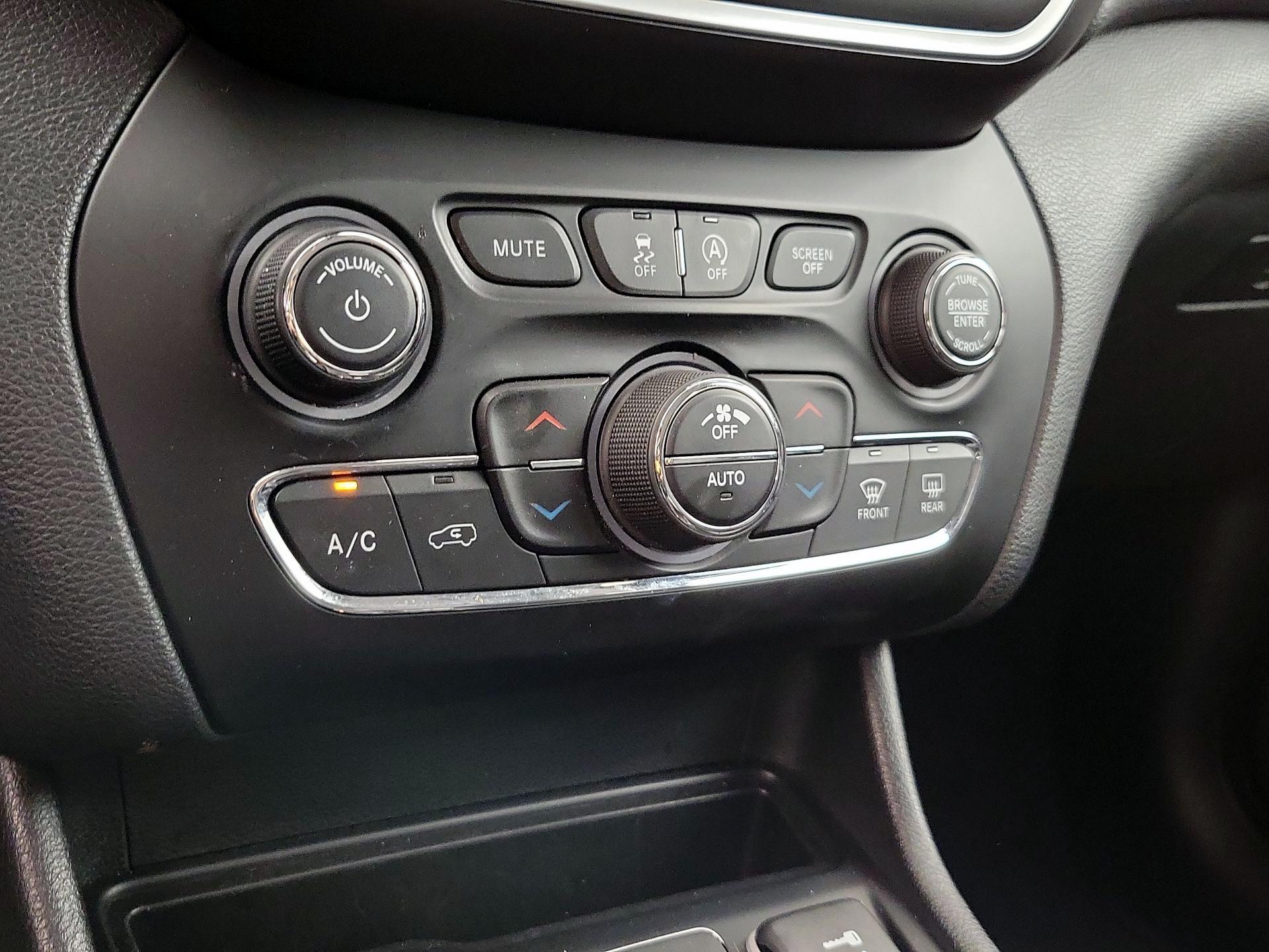 Thumbnail: 2019 Jeep Cherokee - 16