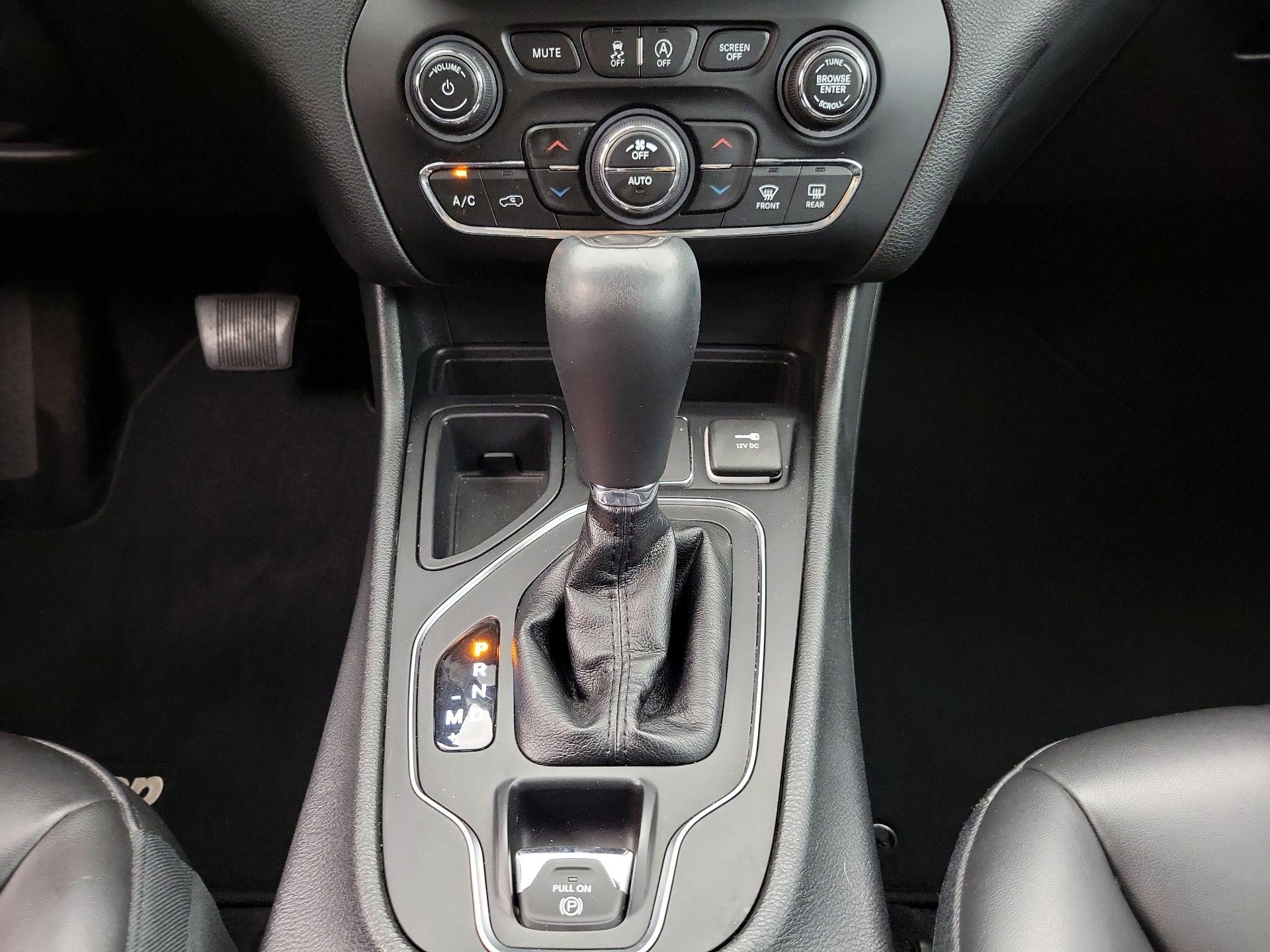 Thumbnail: 2019 Jeep Cherokee - 17