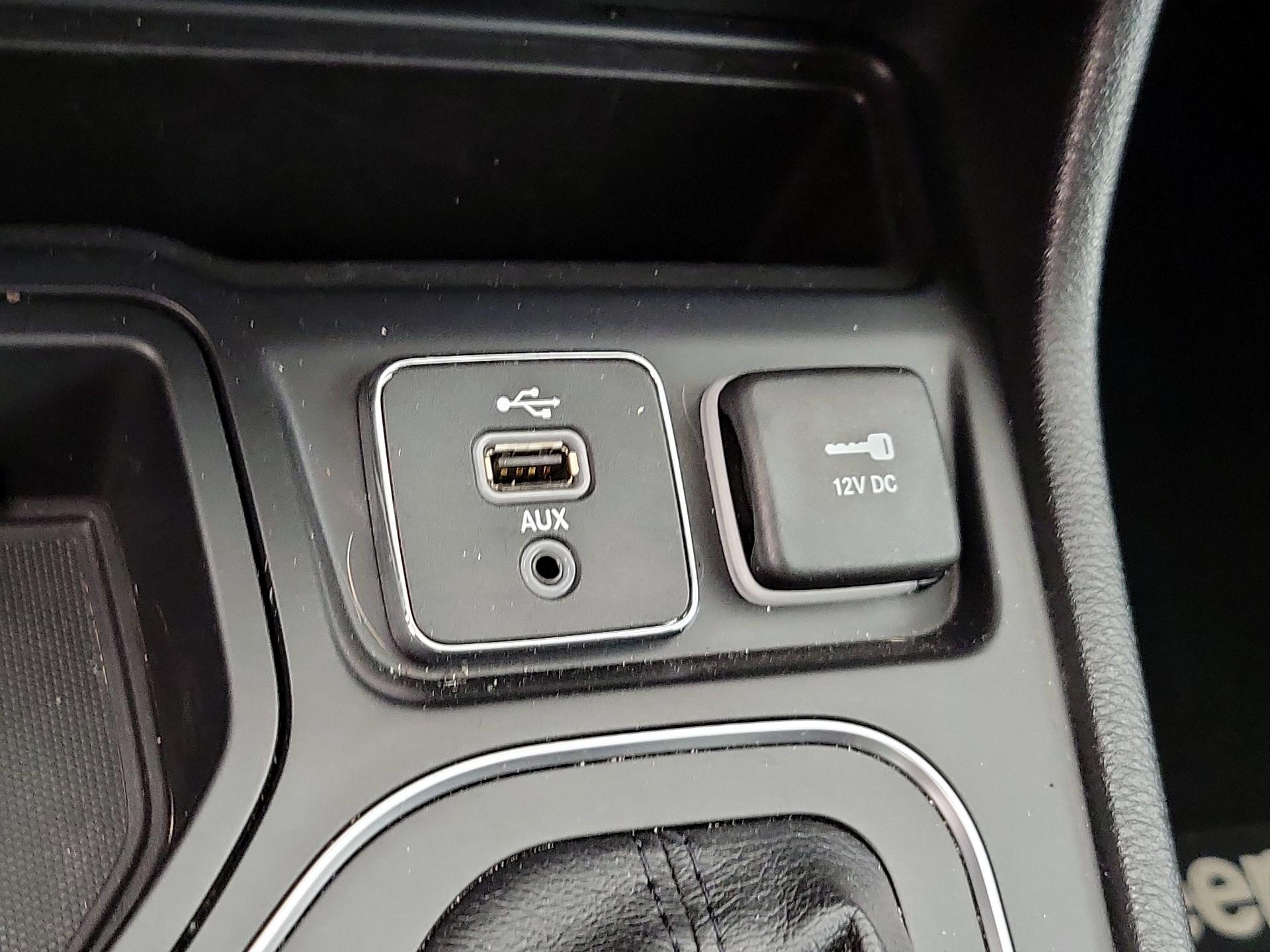 Thumbnail: 2019 Jeep Cherokee - 18