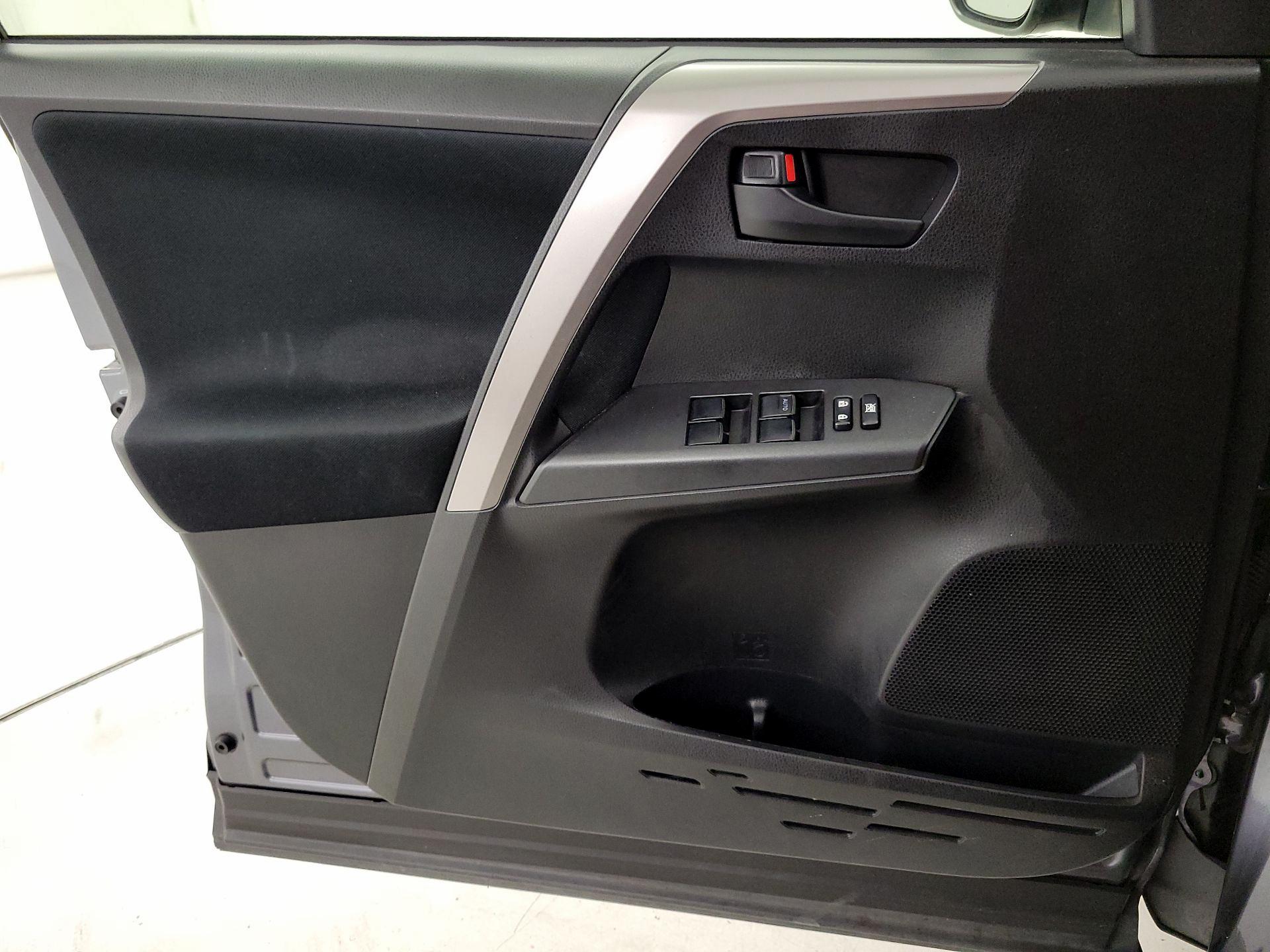 Thumbnail: 2016 Toyota RAV4 - 12