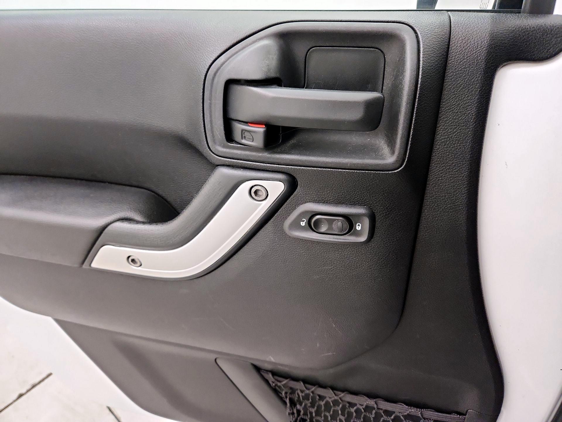 Thumbnail: 2015 Jeep Wrangler - 12