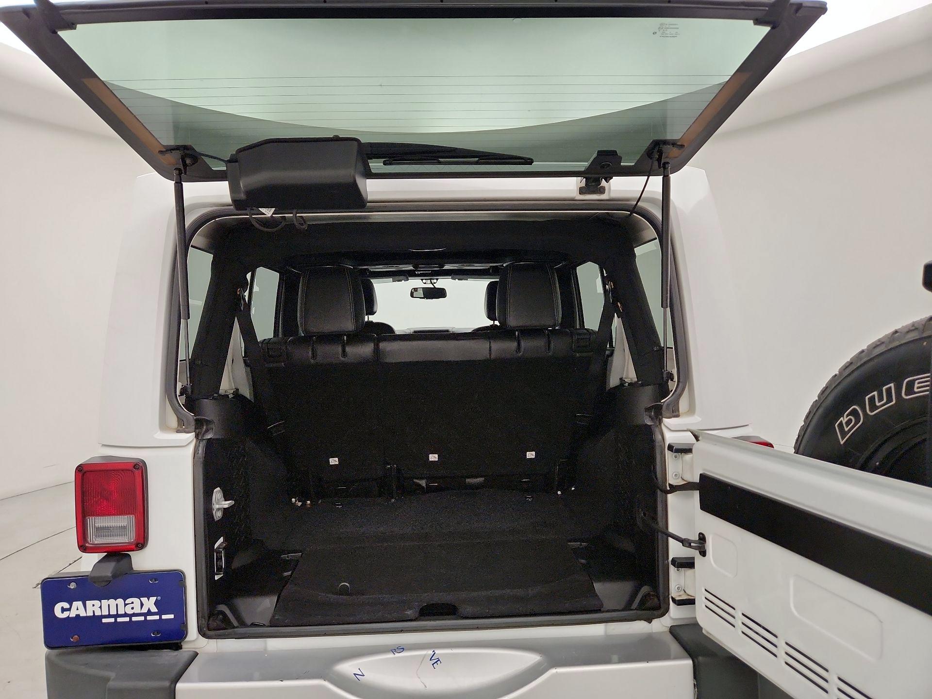Thumbnail: 2015 Jeep Wrangler - 17