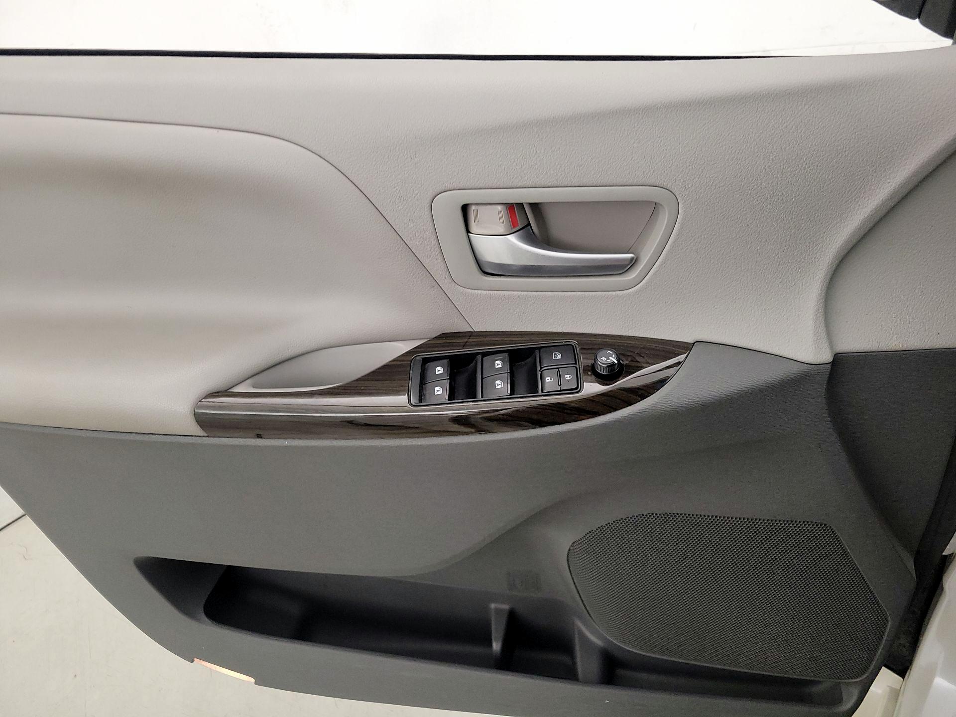 Thumbnail: 2015 Toyota Sienna - 12