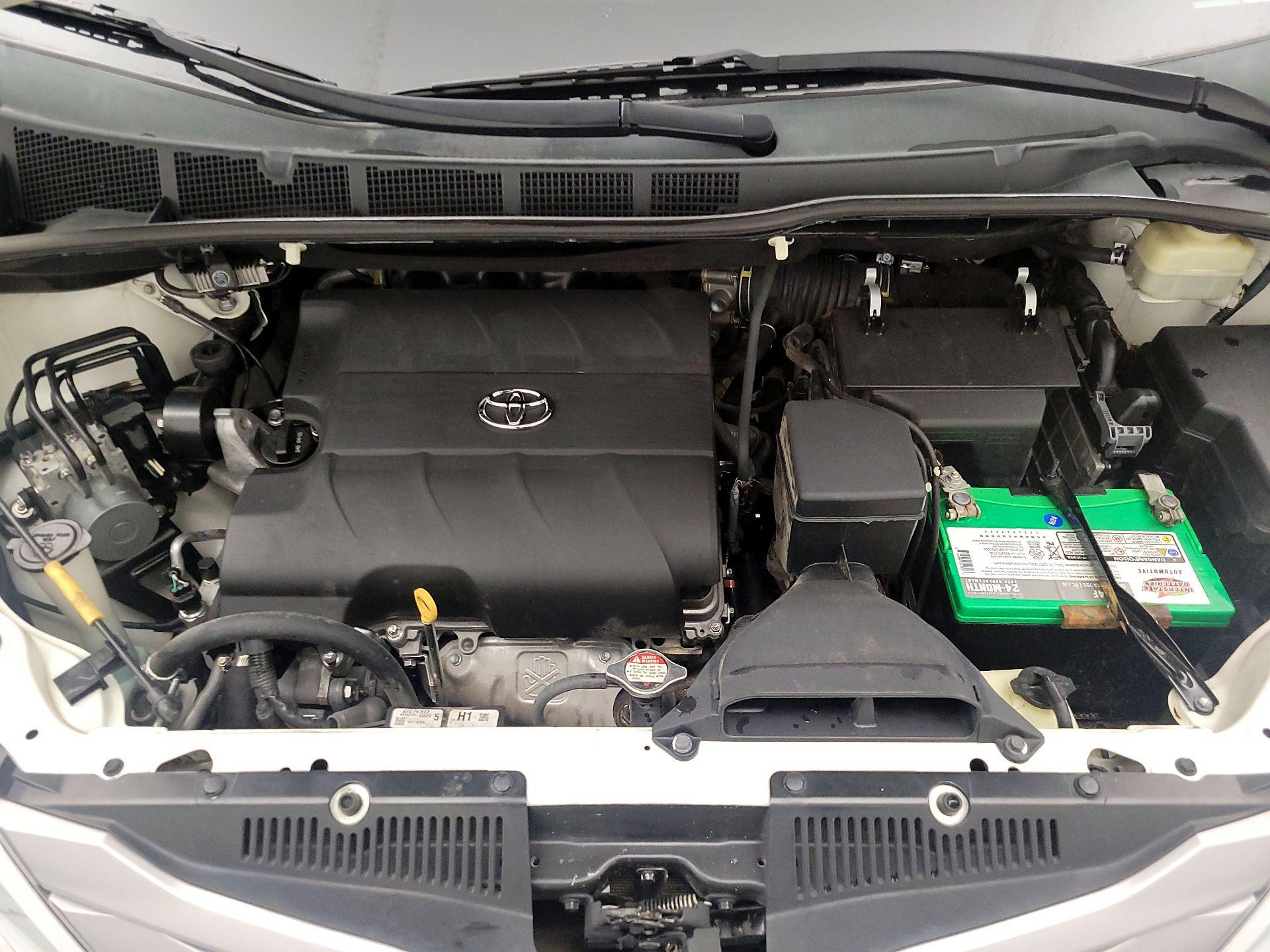 Thumbnail: 2015 Toyota Sienna - 19