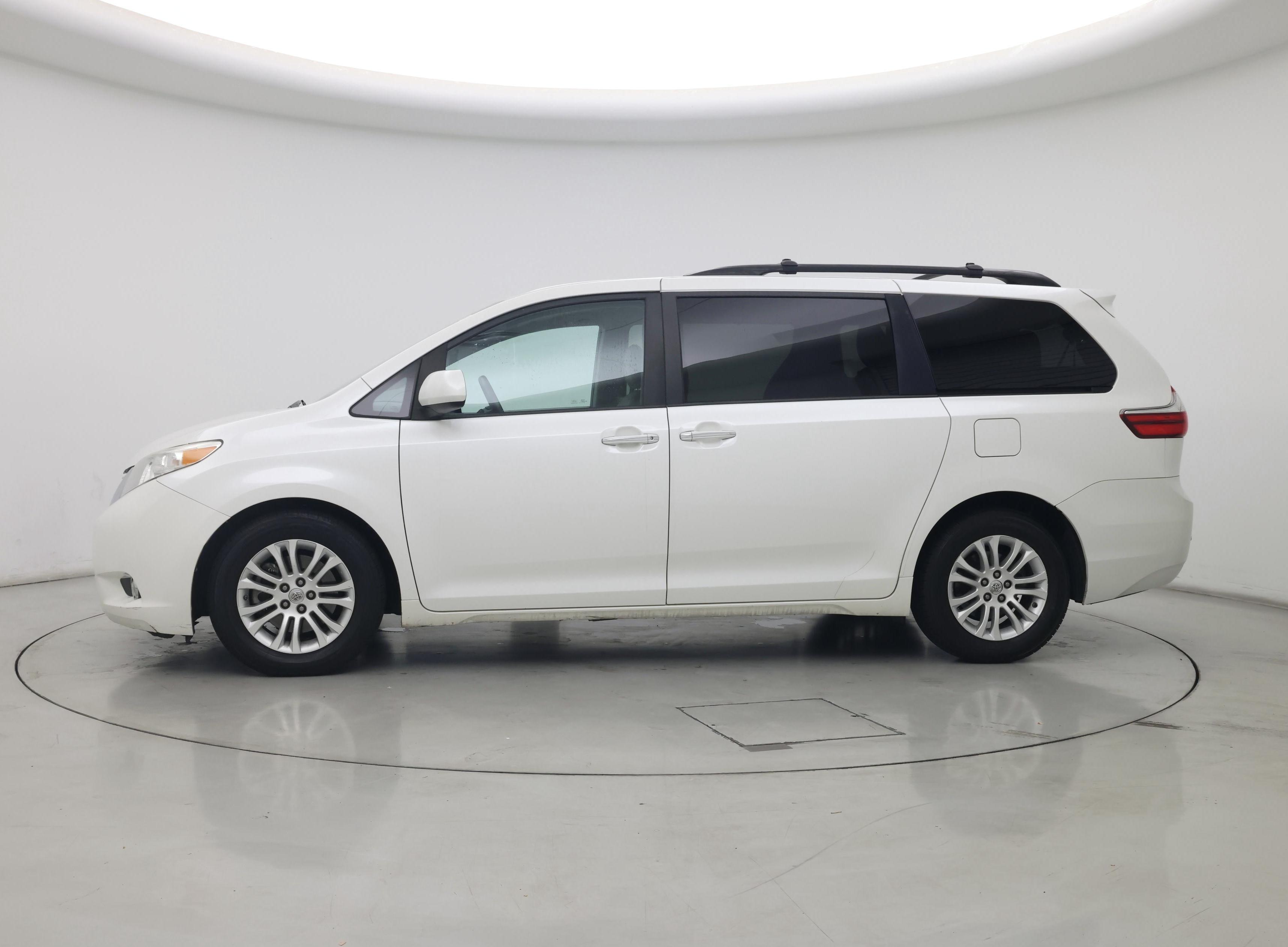 Thumbnail: 2015 Toyota Sienna - 3