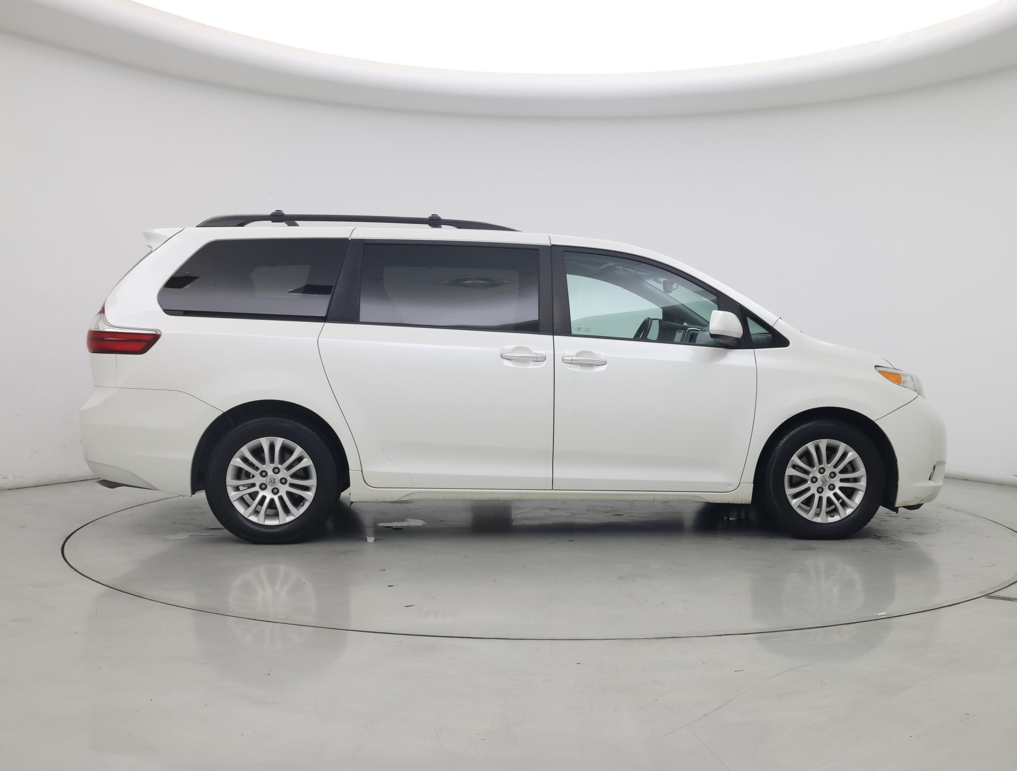 Thumbnail: 2015 Toyota Sienna - 7