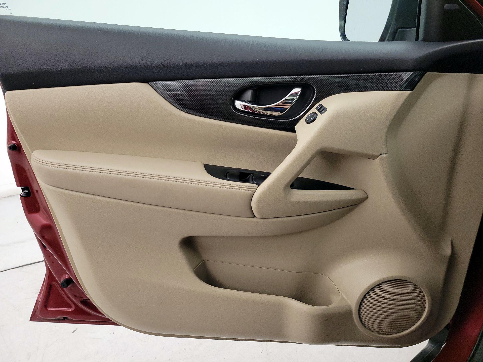 Thumbnail: 2016 Nissan Rogue - 12