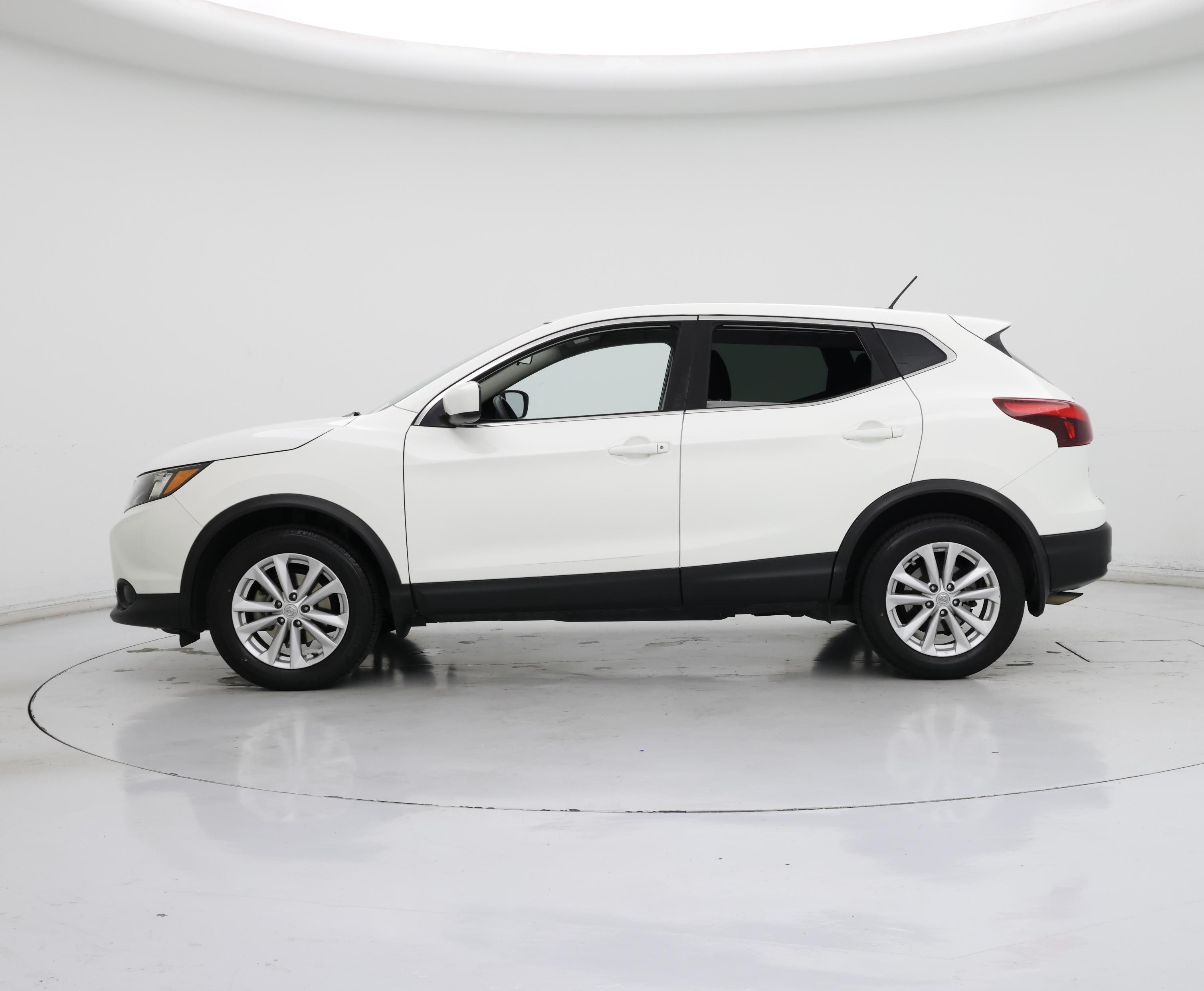 Thumbnail: 2017 Nissan Rogue Sport - 3