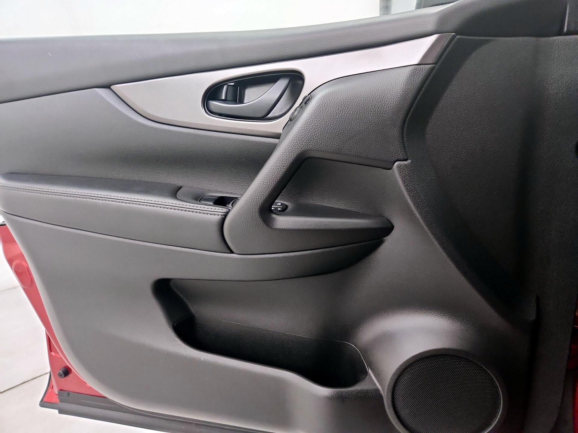 Thumbnail: 2019 Nissan Rogue Sport - 12