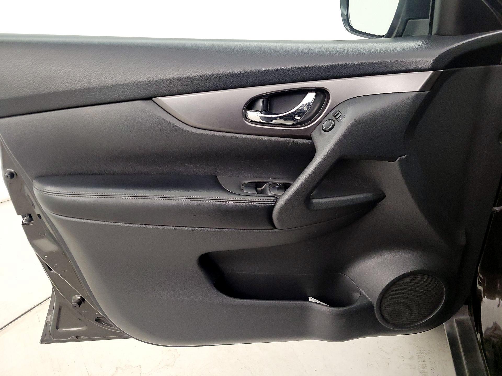Thumbnail: 2016 Nissan Rogue - 12
