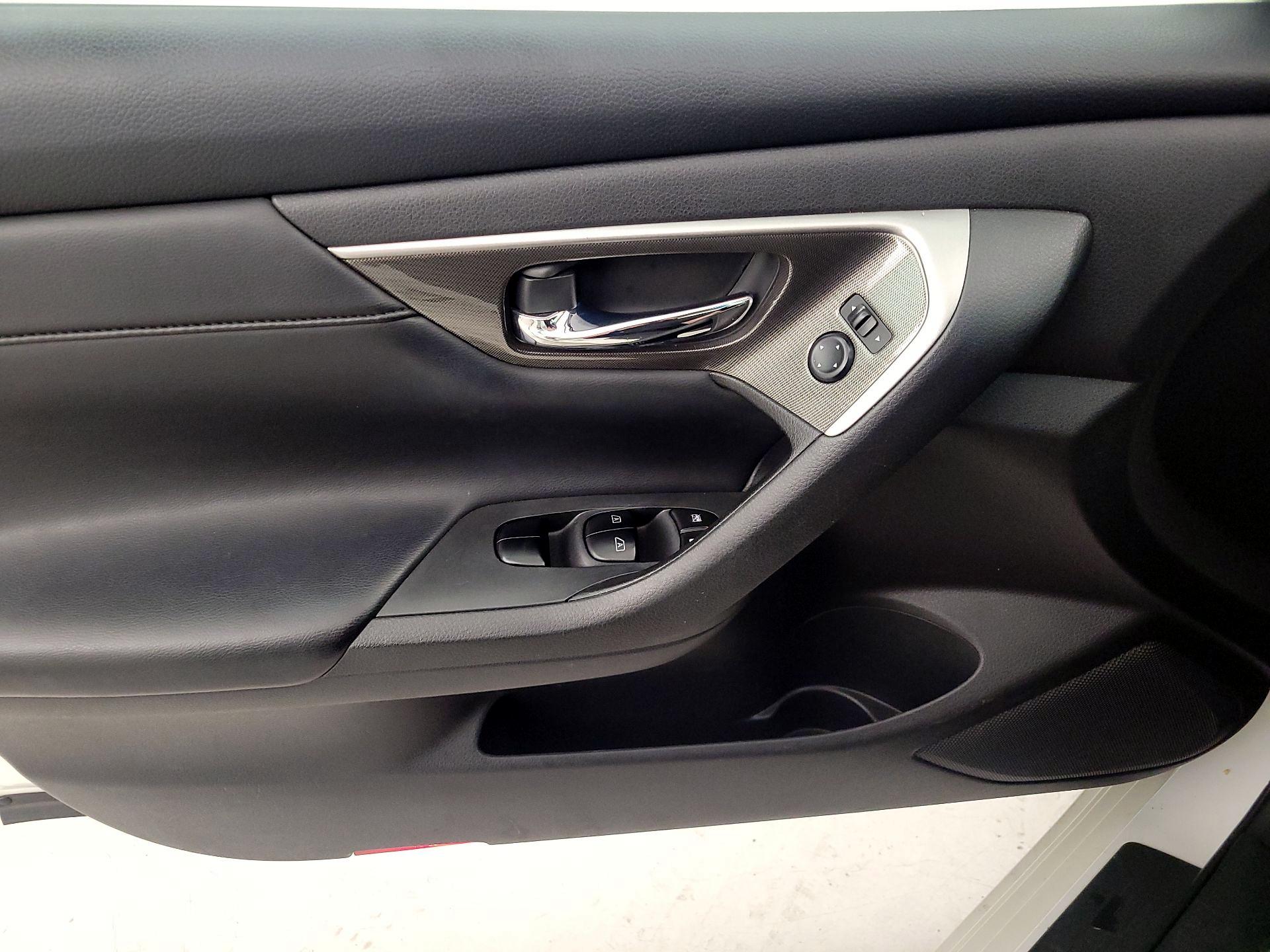 Thumbnail: 2015 Nissan Altima - 12