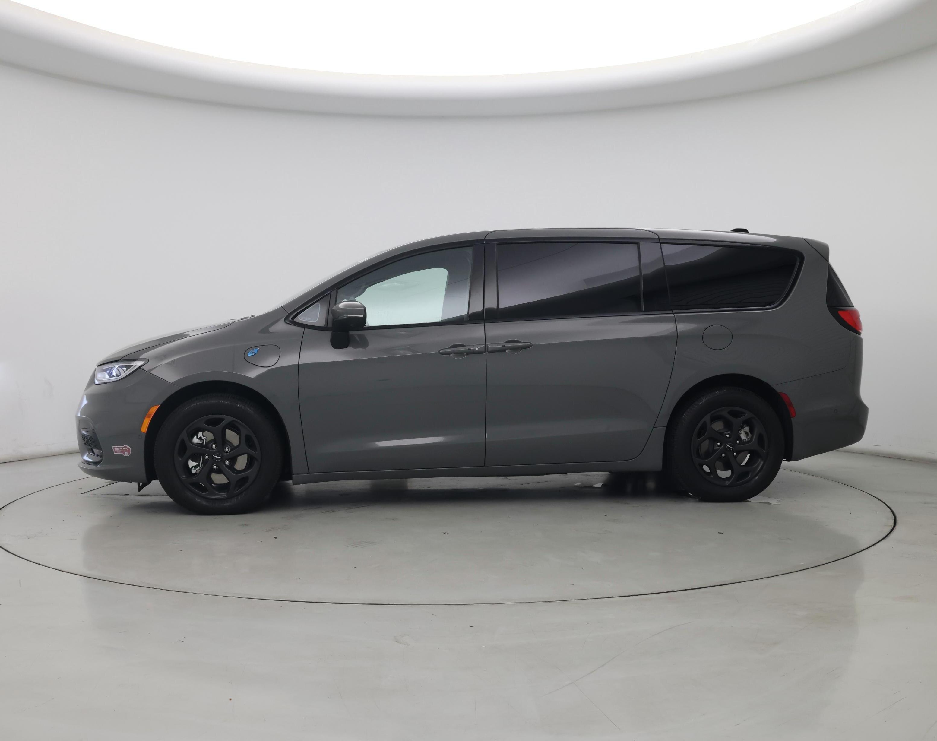 Thumbnail: 2023 Chrysler Pacifica - 3