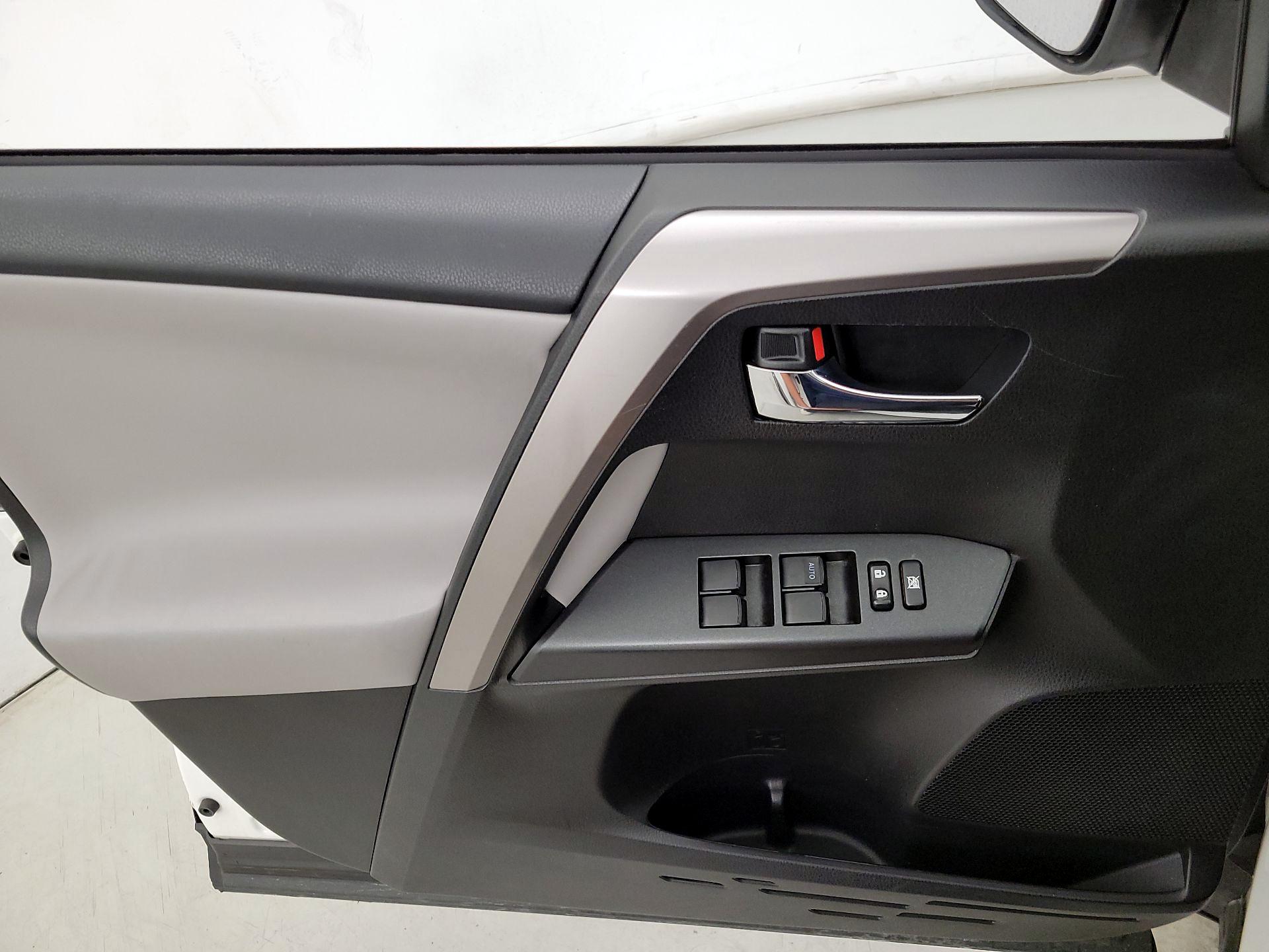 Thumbnail: 2016 Toyota RAV4 - 12