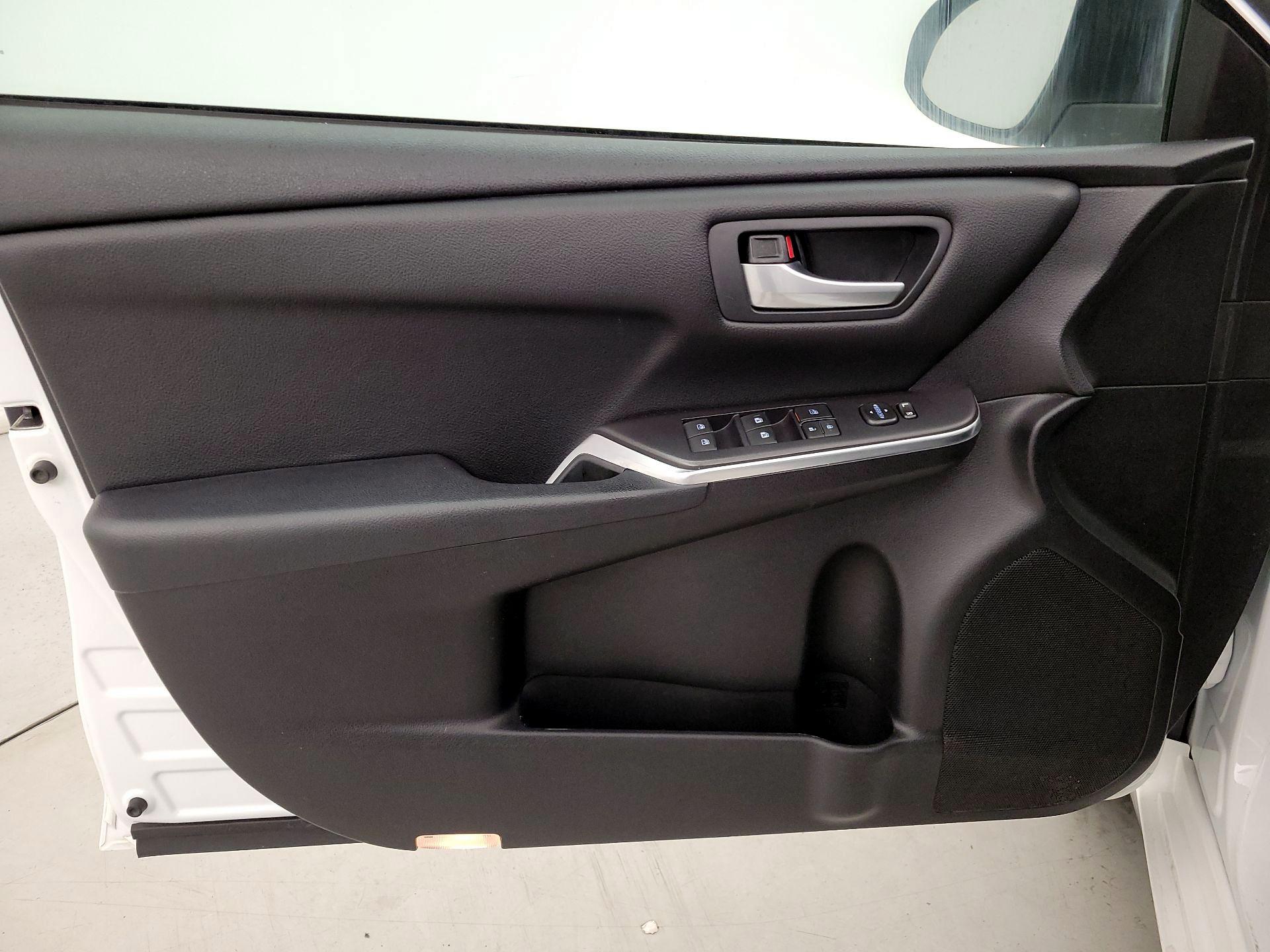 Thumbnail: 2016 Toyota Camry - 12