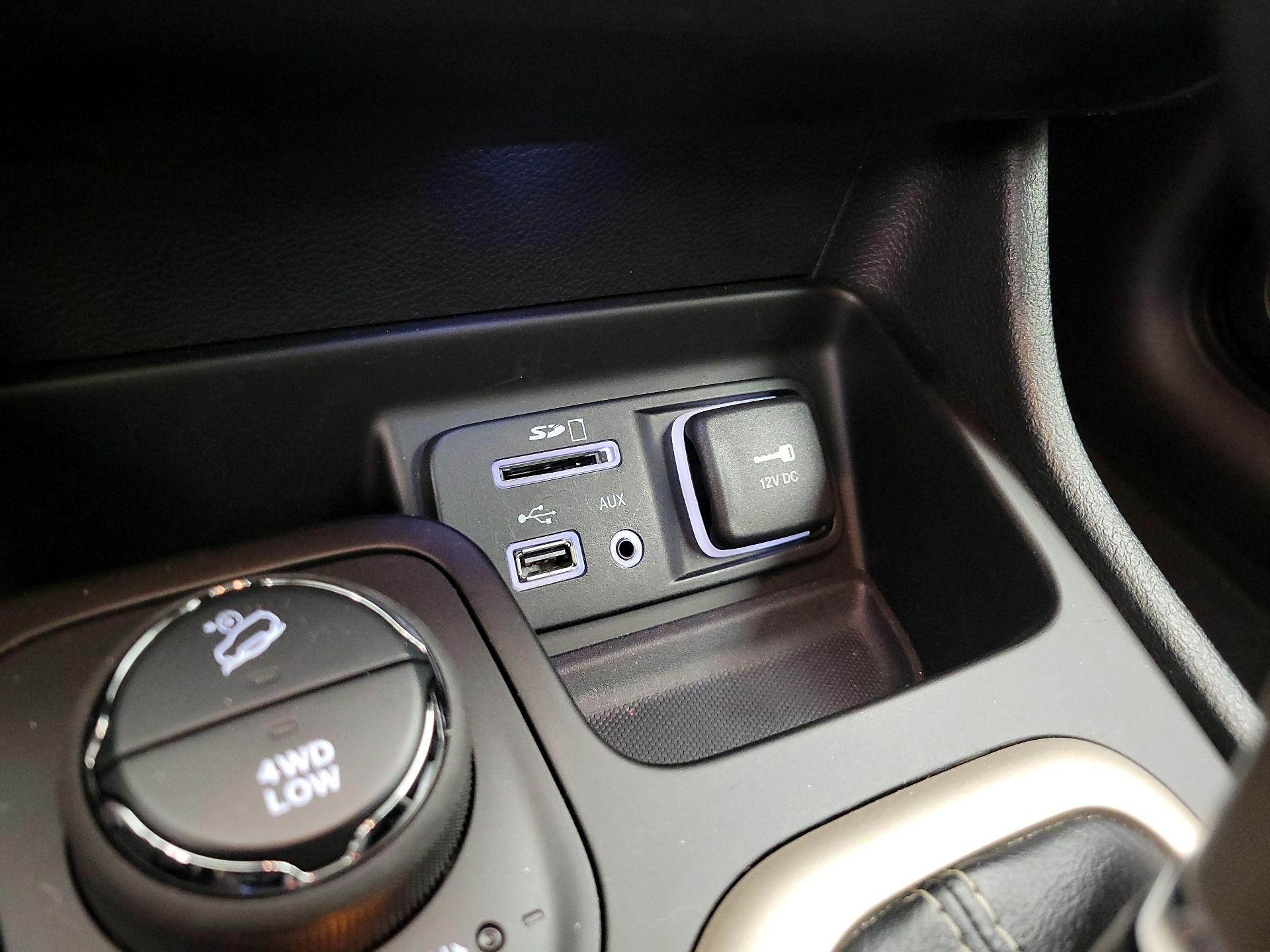 Thumbnail: 2014 Jeep Cherokee - 19