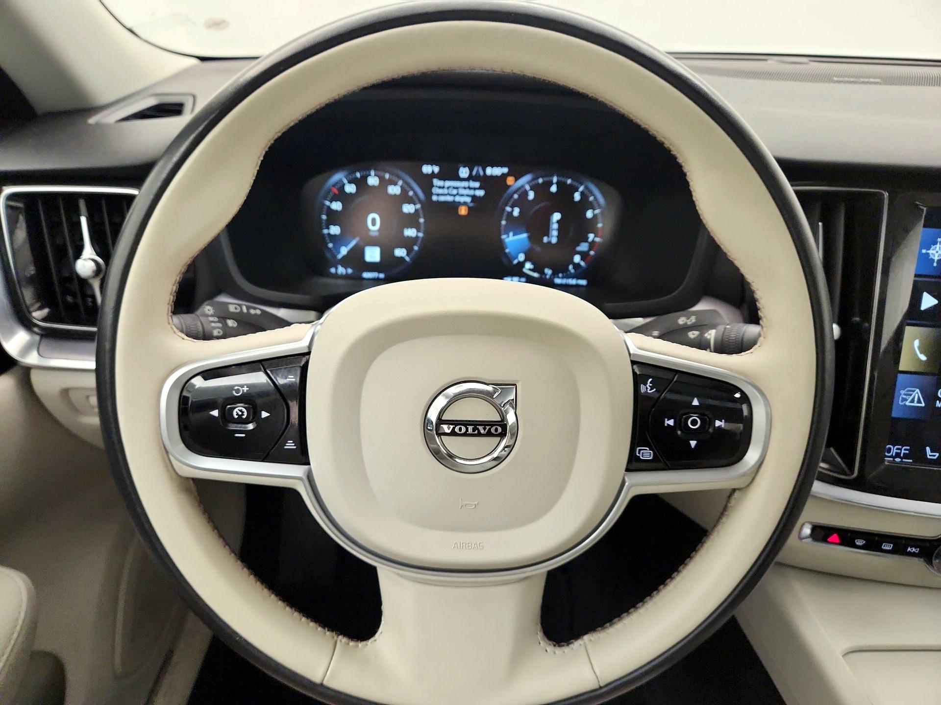 Thumbnail: 2020 Volvo S60 - 10