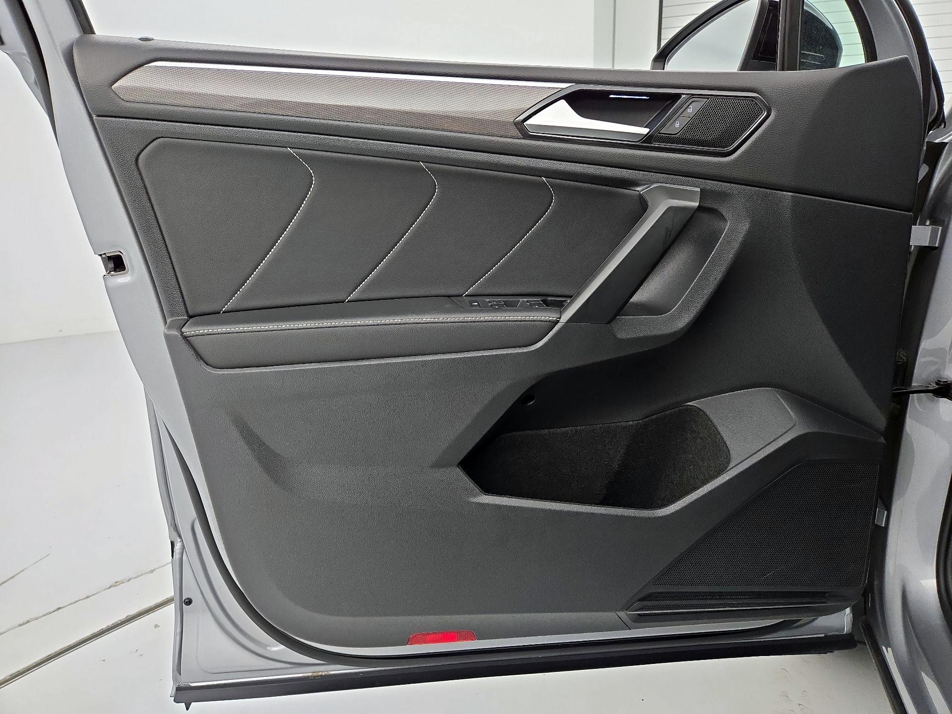 Thumbnail: 2023 Volkswagen Tiguan - 12