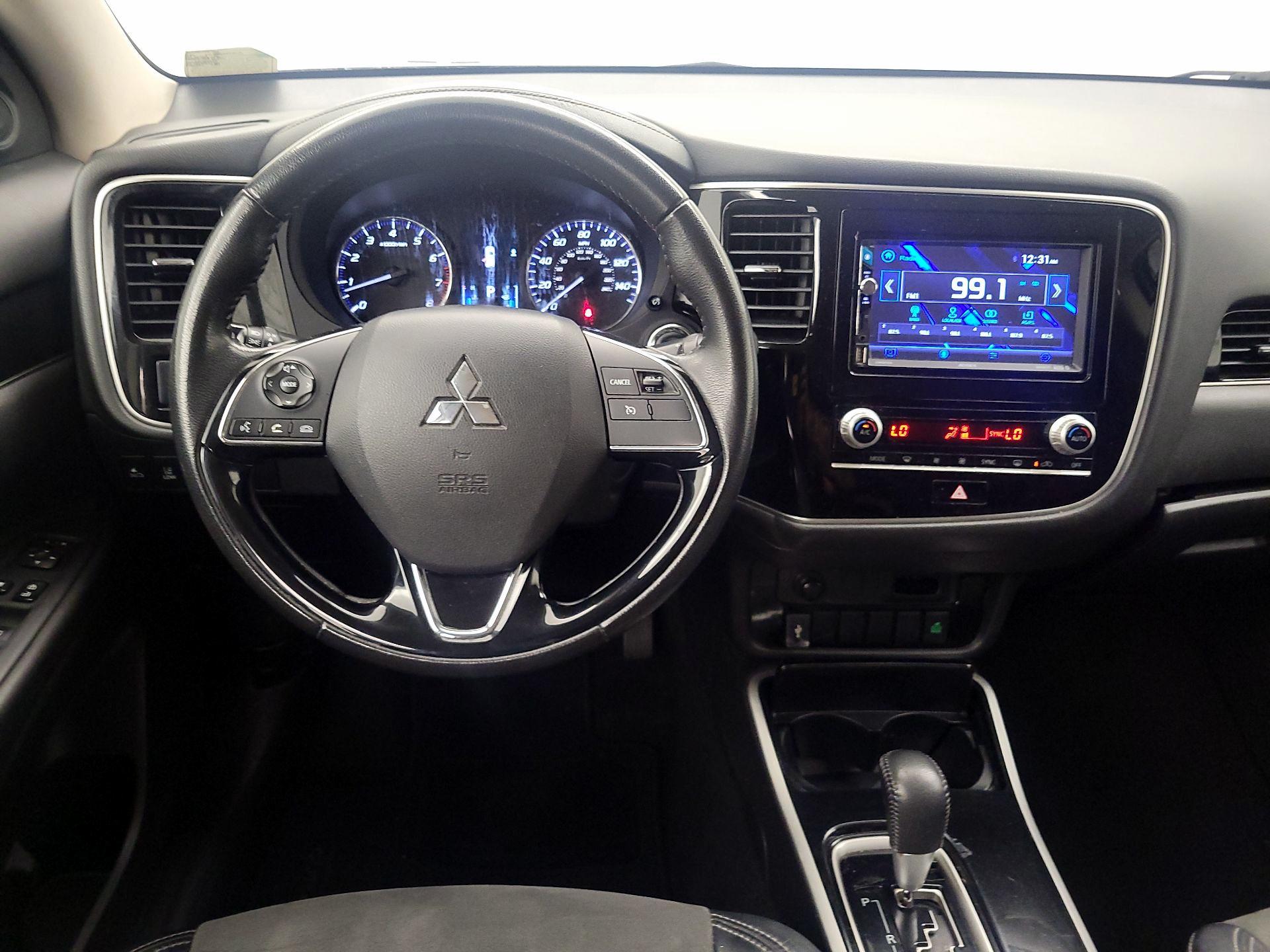 Thumbnail: 2020 Mitsubishi Outlander - 10