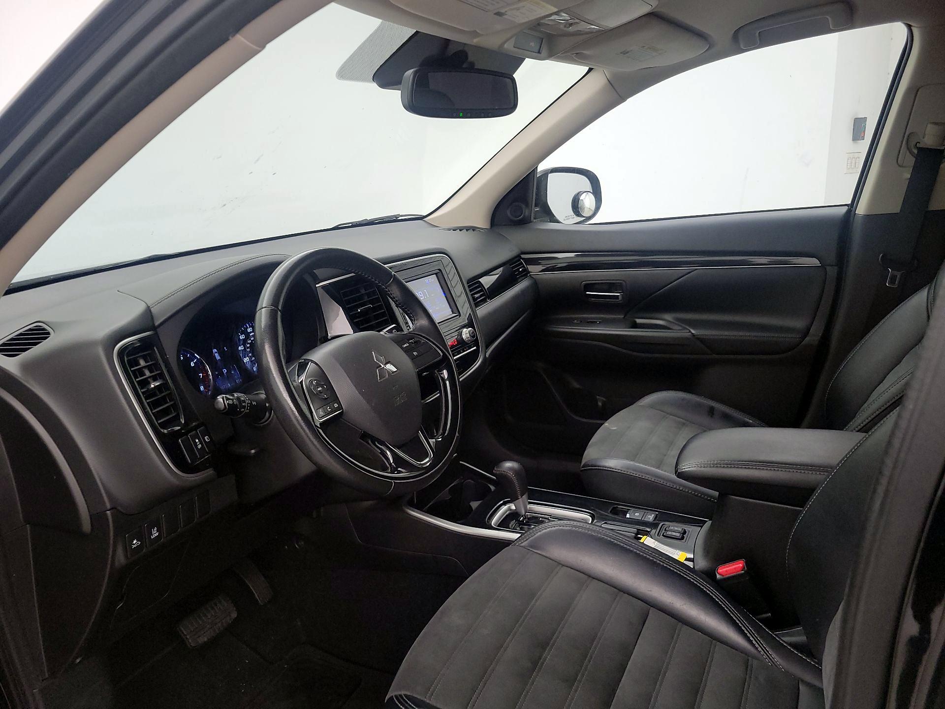 Thumbnail: 2020 Mitsubishi Outlander - 11