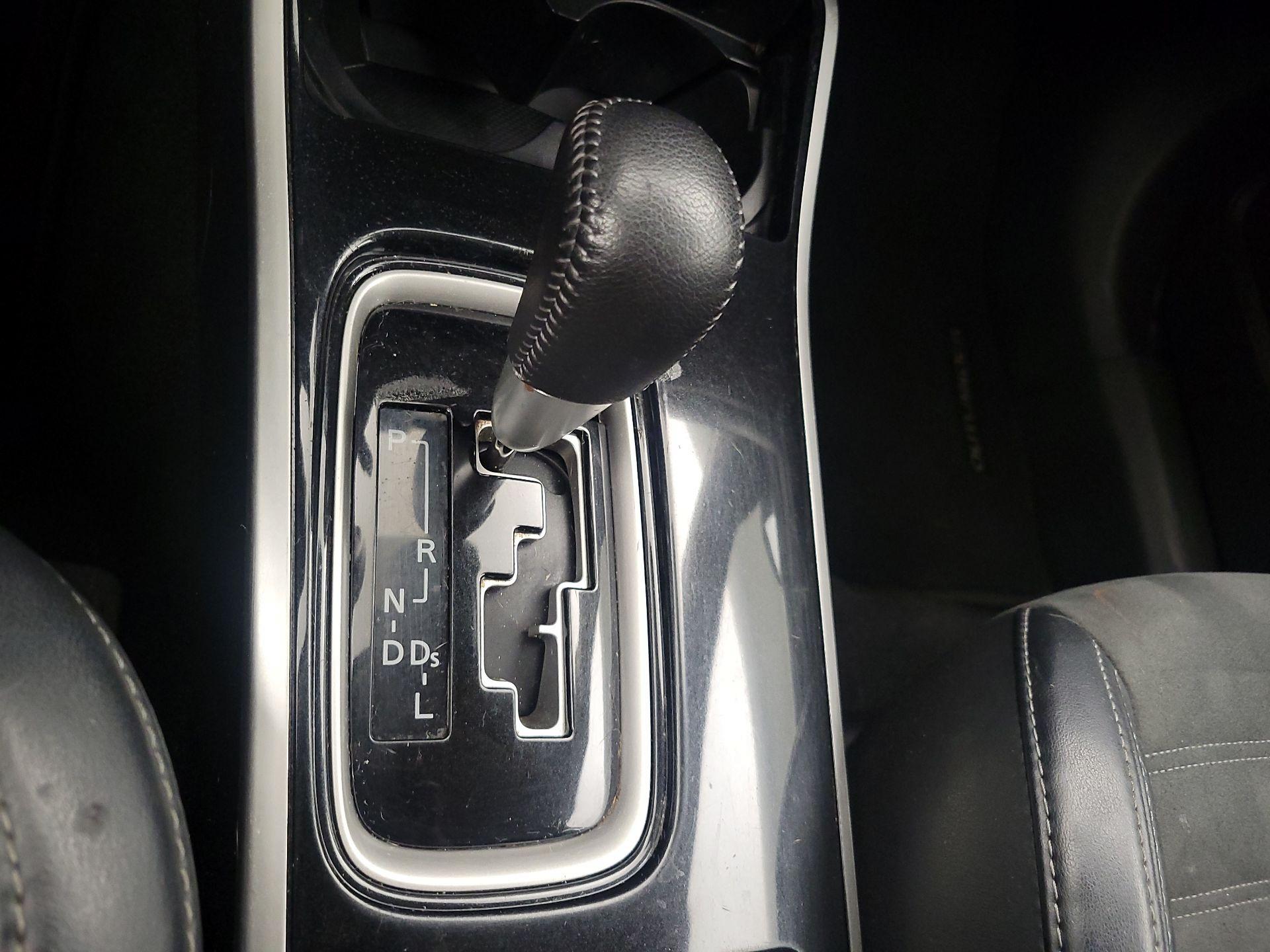 Thumbnail: 2020 Mitsubishi Outlander - 17