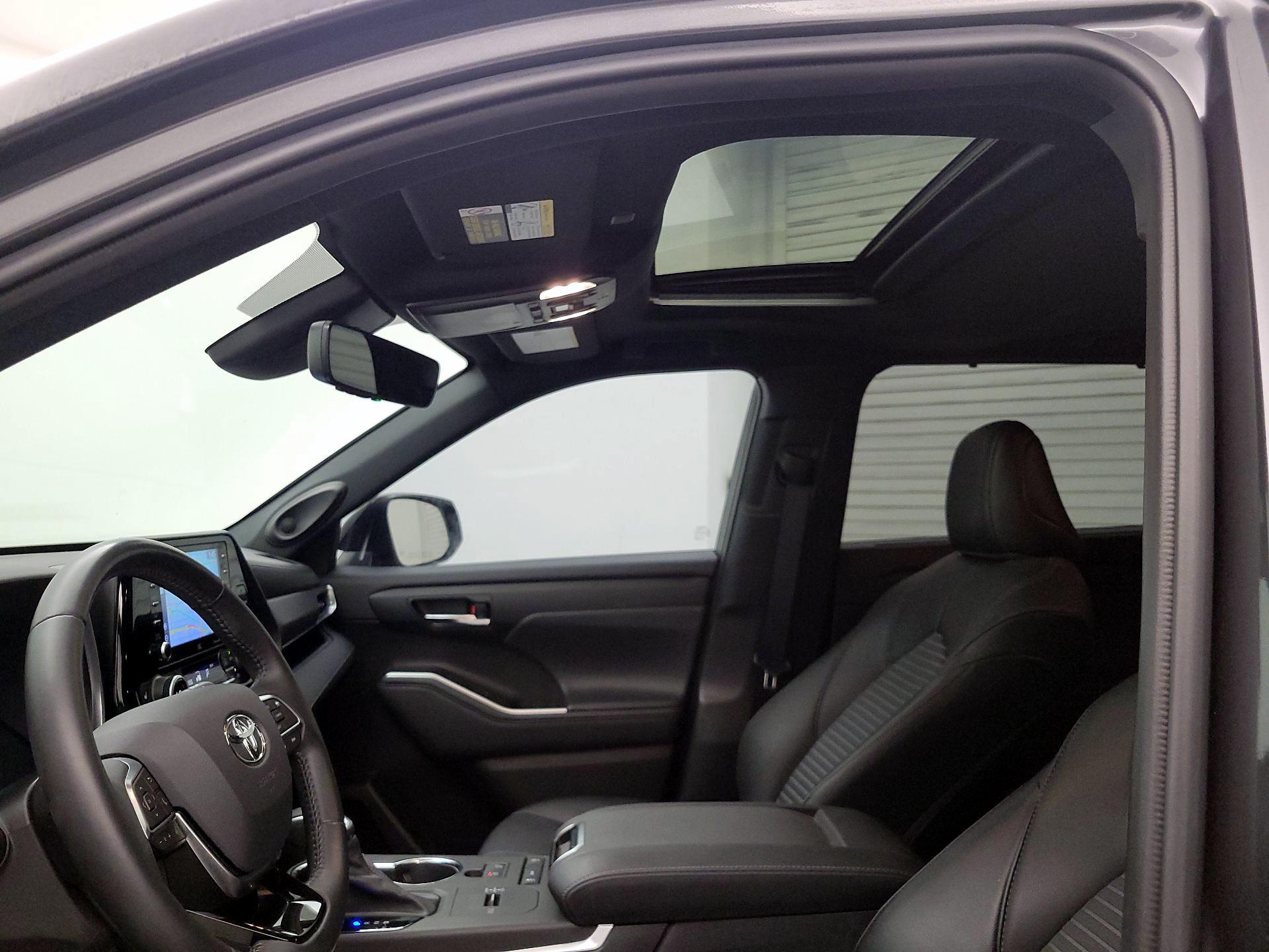 Thumbnail: 2021 Toyota Highlander - 20