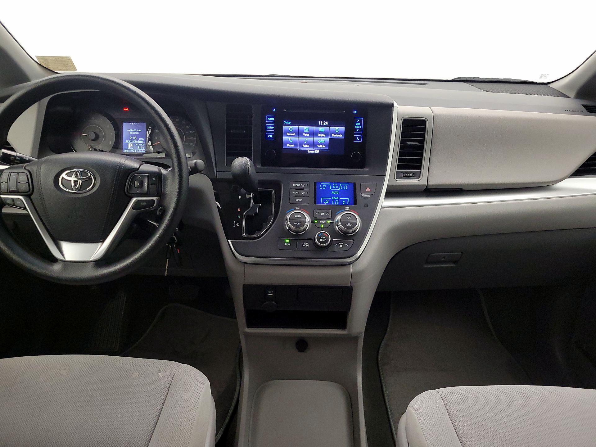 Thumbnail: 2017 Toyota Sienna - 9