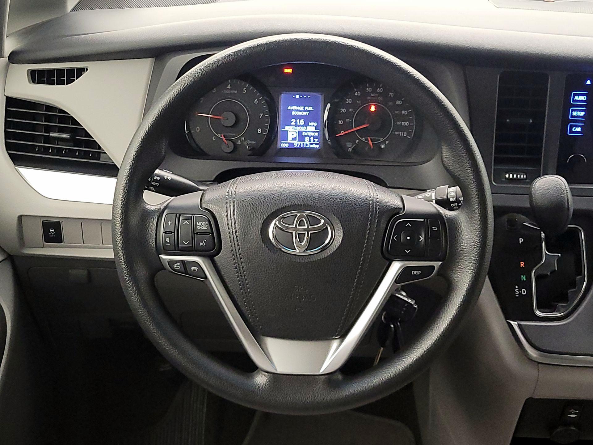 Thumbnail: 2017 Toyota Sienna - 10