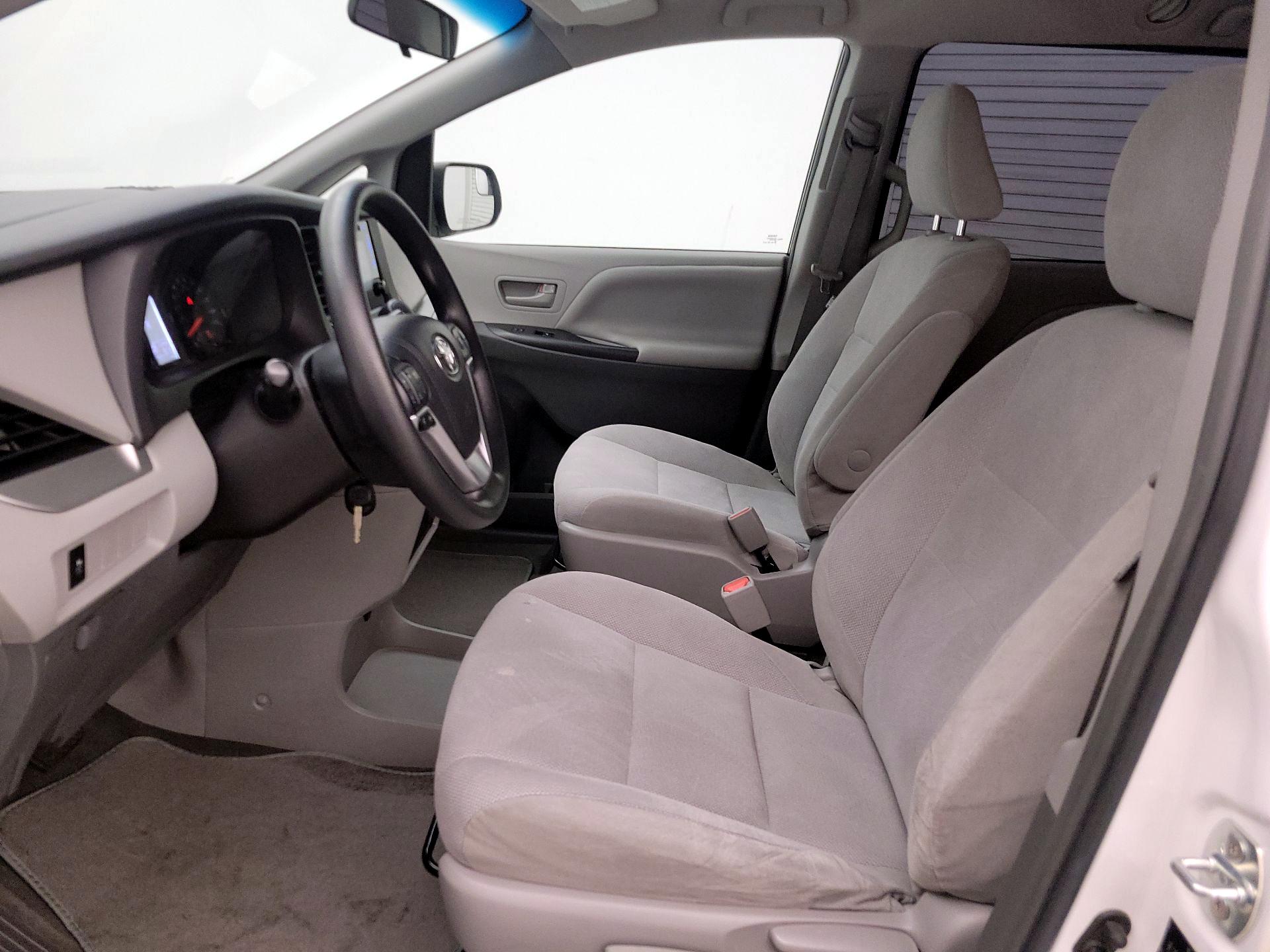 Thumbnail: 2017 Toyota Sienna - 11