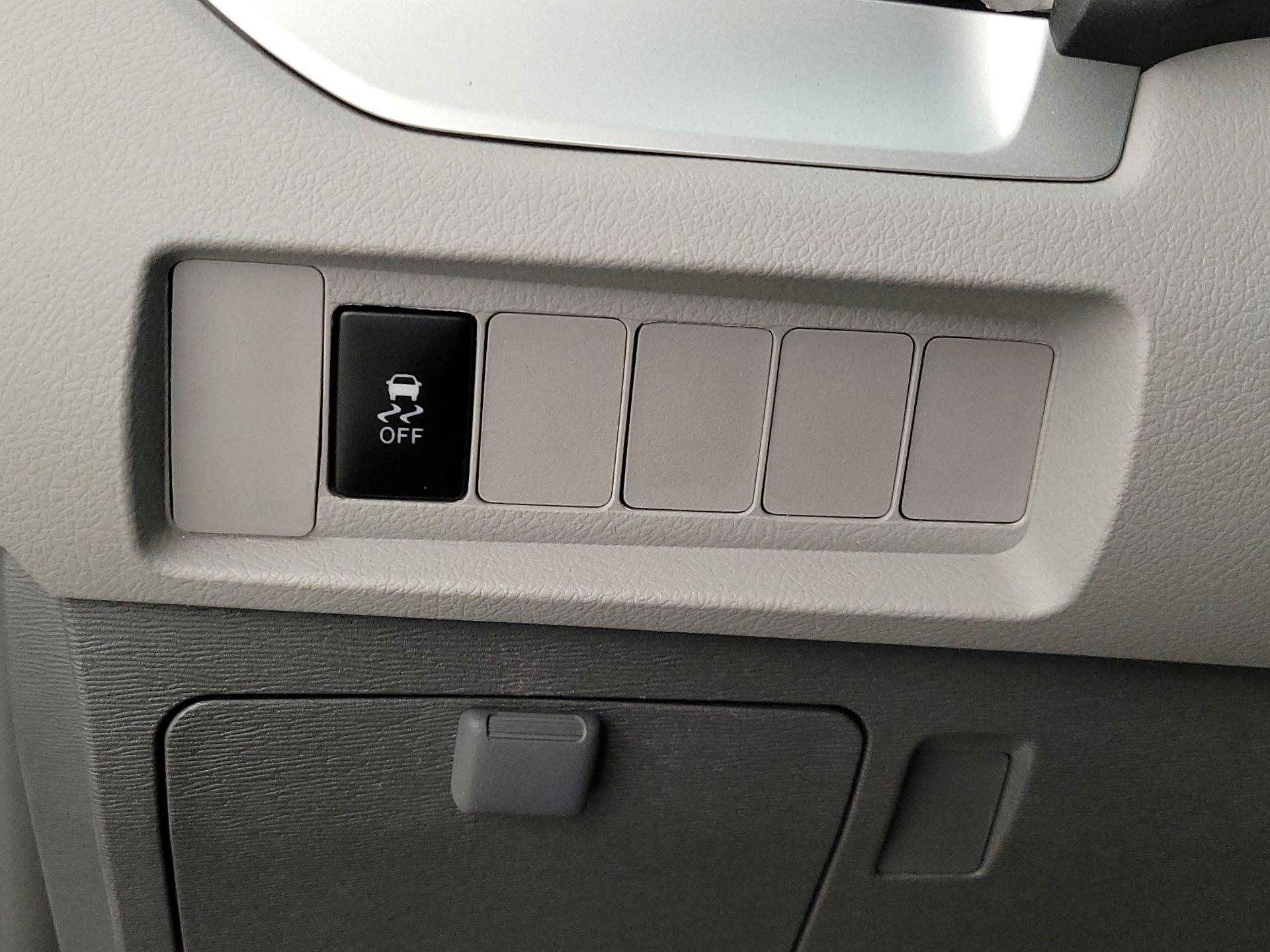 Thumbnail: 2017 Toyota Sienna - 13