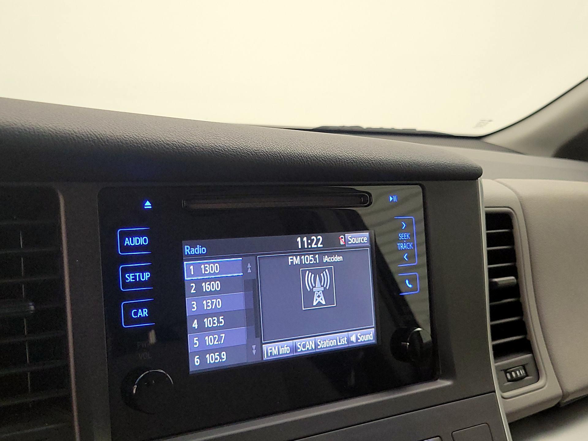 Thumbnail: 2017 Toyota Sienna - 15