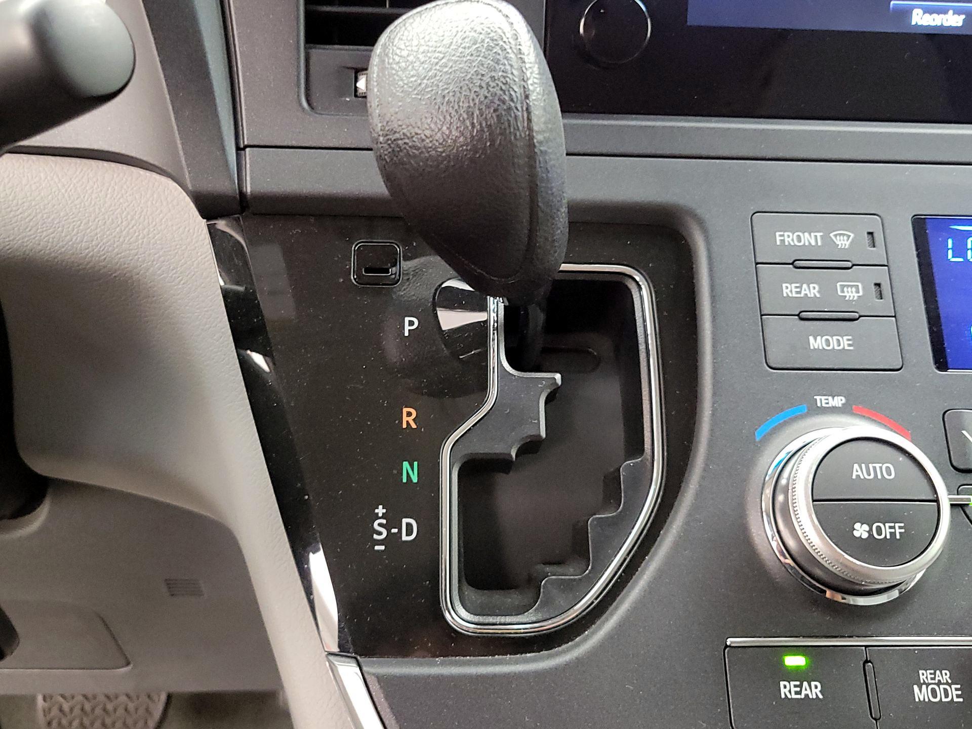 Thumbnail: 2017 Toyota Sienna - 17