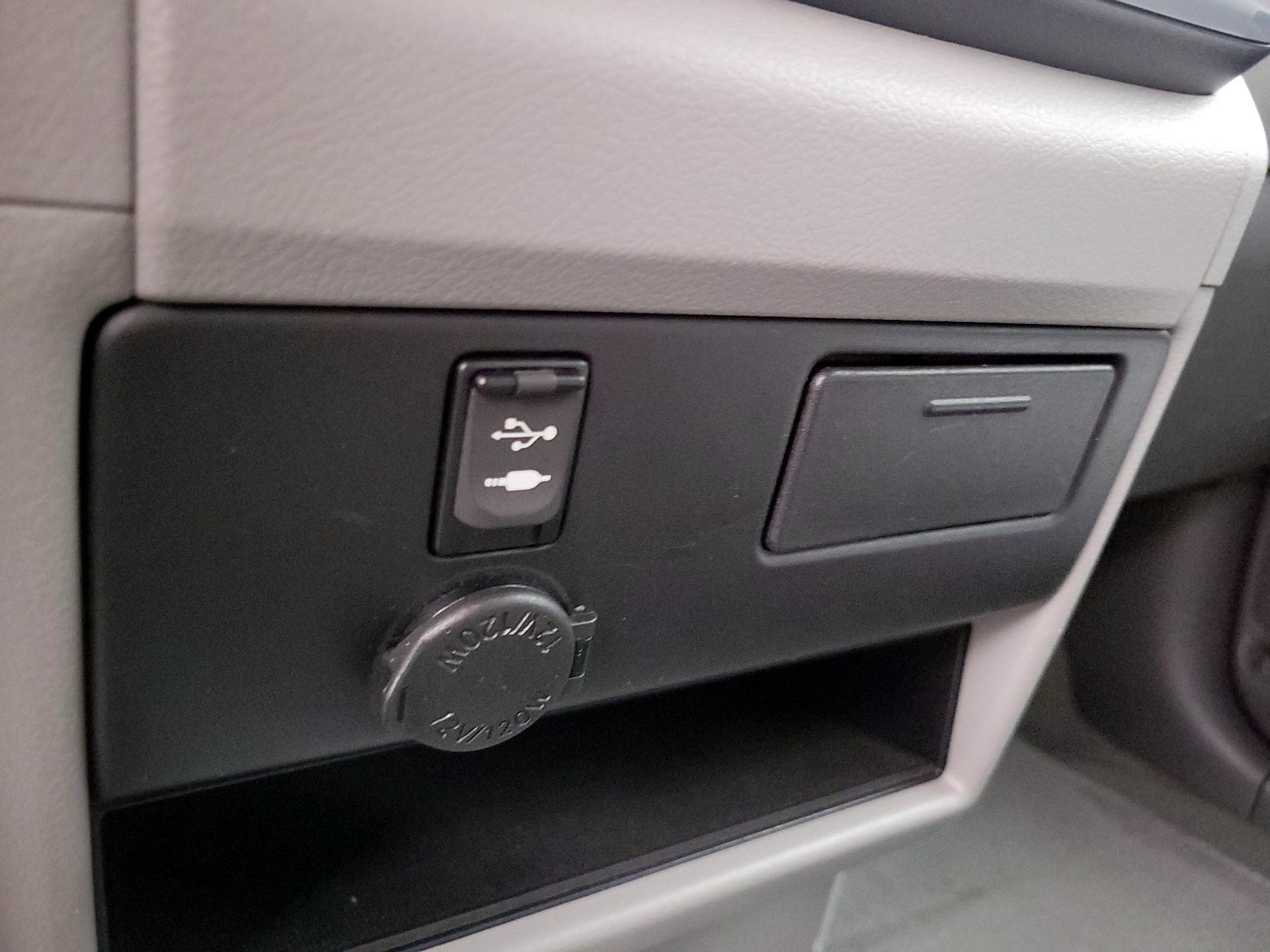 Thumbnail: 2017 Toyota Sienna - 18