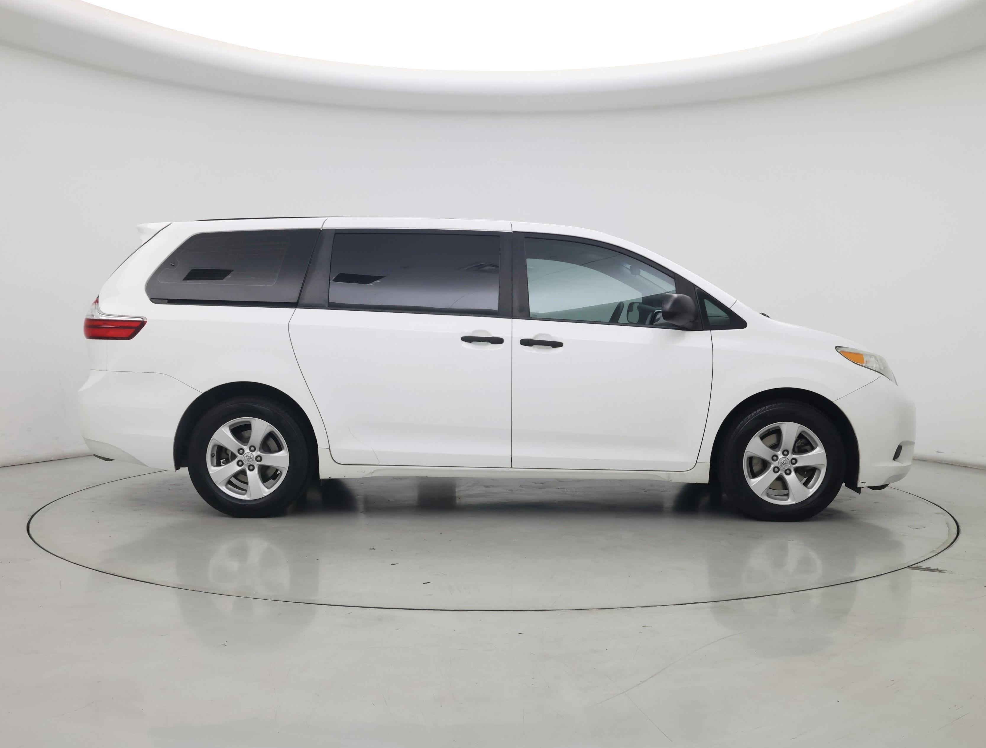 Thumbnail: 2017 Toyota Sienna - 7