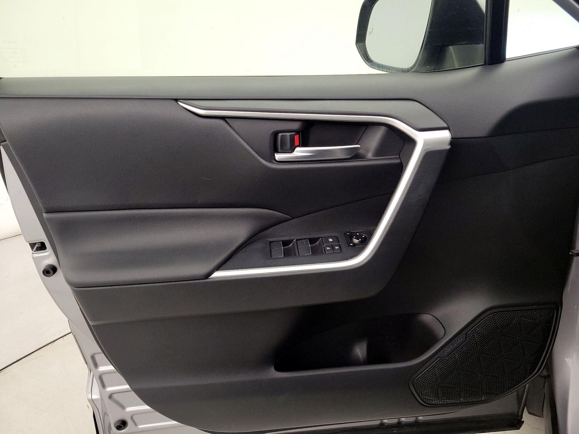 Thumbnail: 2019 Toyota RAV4 - 12