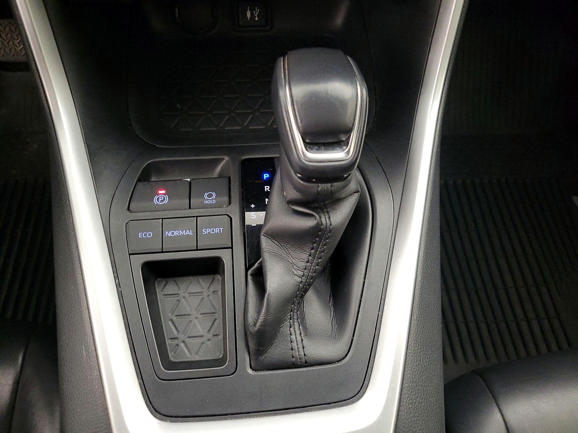 Thumbnail: 2019 Toyota RAV4 - 17