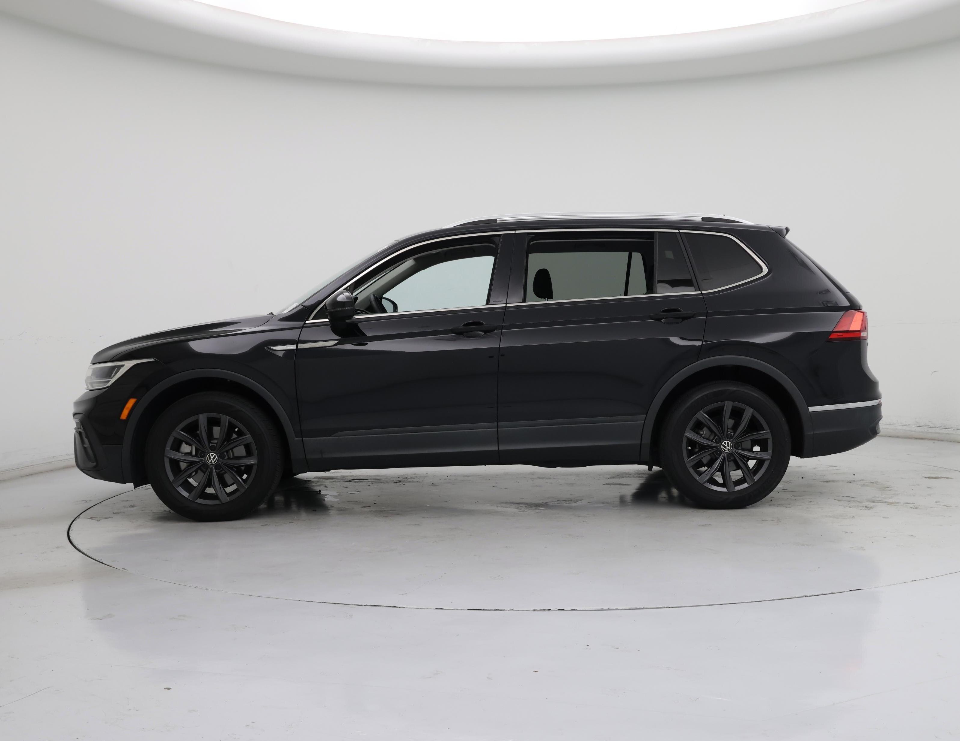 Thumbnail: 2022 Volkswagen Tiguan - 3