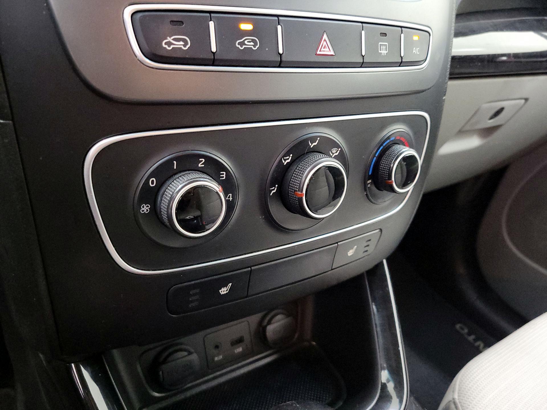 Thumbnail: 2015 Kia Sorento - 16