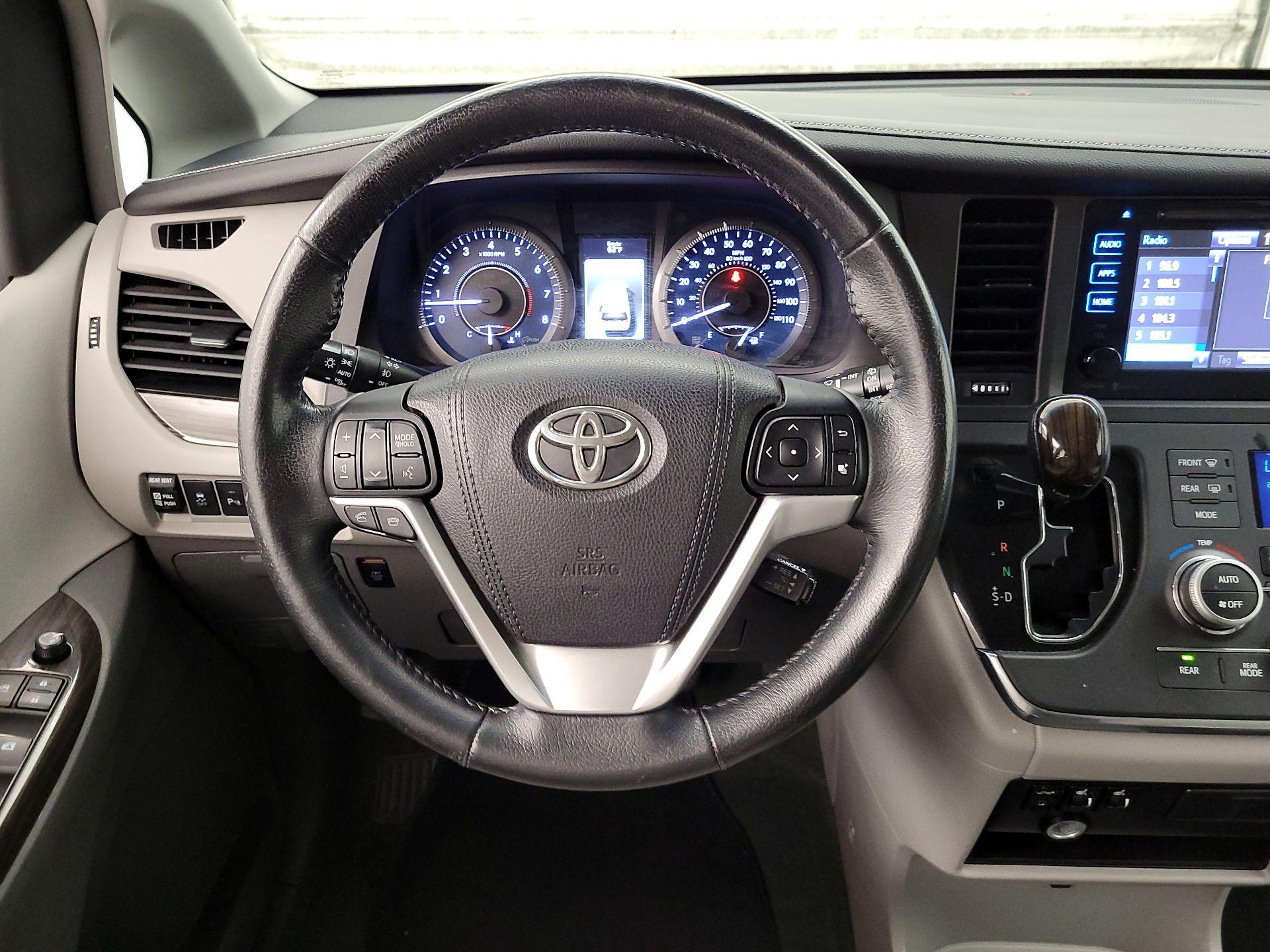 Thumbnail: 2015 Toyota Sienna - 10