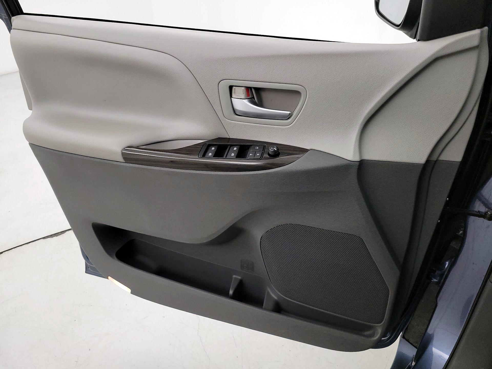 Thumbnail: 2015 Toyota Sienna - 12