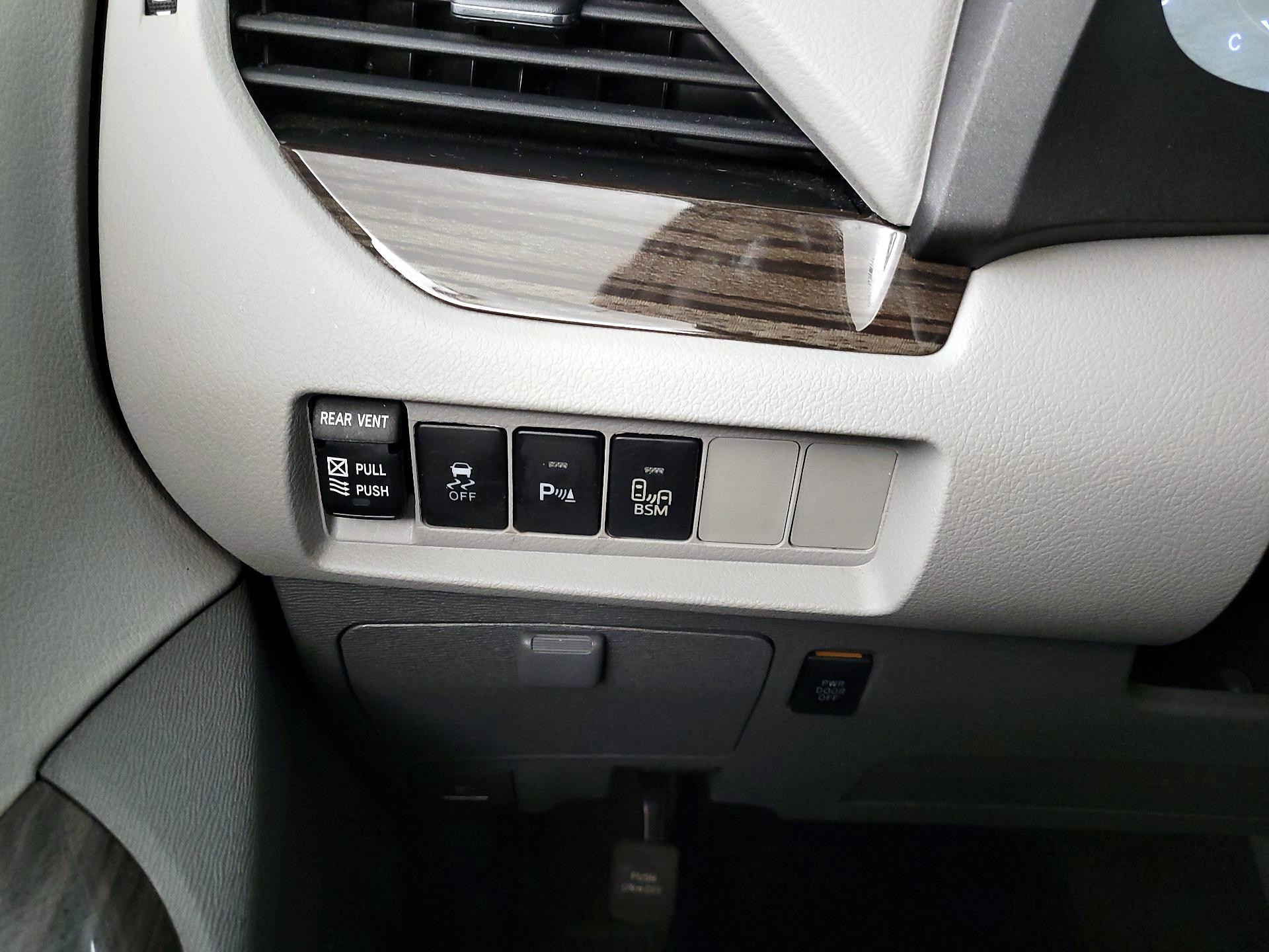 Thumbnail: 2015 Toyota Sienna - 13